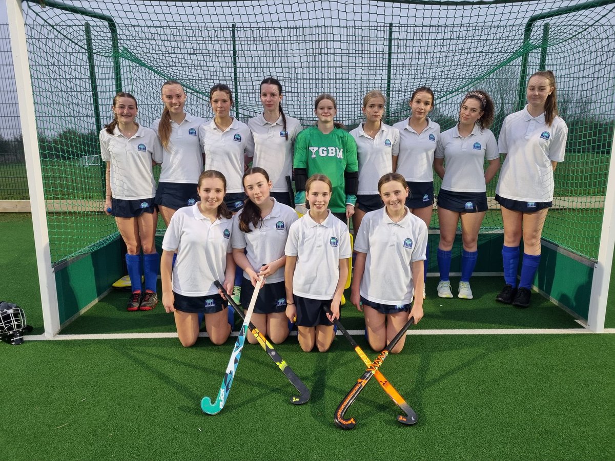 🏑Llongyfarchiadau i tîm hoci -16 ar y fuddugoliaeth heno yn erbyn Ysgol Uwchradd Gaerdydd. Ennill 3-0 👏Da iawn chi.
Nansi x 1
Medi x 1
Freya x1
⭐️ Gwen⭐️