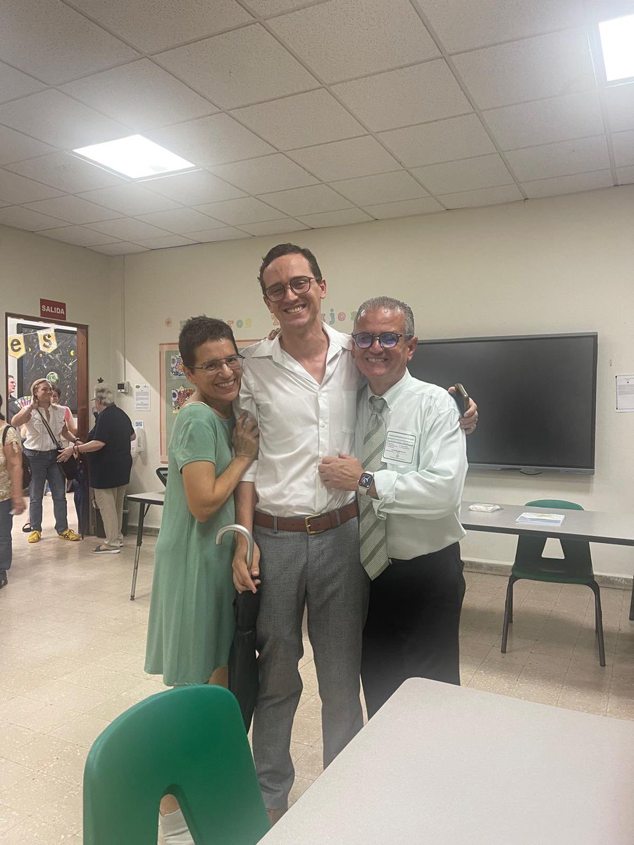 gabrielcasalpr's tweet photo. Estoy agradecidísimo de muchísimas personas que le han dedicado tanto a nuestra campaña y al país. Sin embargo, tengo que darle las gracias especialmente a mi familia. El mayor honor de hoy fue poder llegar a mi colegio de votación y ser recibido por mi mamá y mi papá (que es orgullosamente estadista) cómo funcionarios, en el colegio del lado mi hermanita Paola le entregó la papeleta a nuestro próximo gobernador @juandalmauPR, mi hermana mayor, Isabel (que llegó desde Texas a ayudar), en mi distrito repartiendo almuerzos y mi amada esposa Valeria trabajando como comisionada alterna. Les amo familia. Hoy podemos vivir este momento histórico todos trabajando por una Patria Nueva, hoy ganamos. Hoy comienza un nuevo amanecer para nuestro país. Gracias.