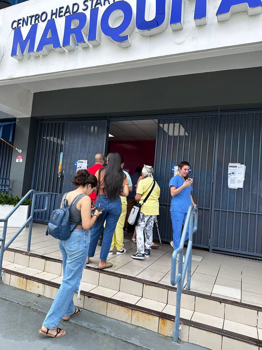 AHORA - Se dañan máquinas de escrutinio electrónico en escuela en Guaynabo y ahora le instruyen a los electores que votarán y el voto se echará en urnas como en el pasado