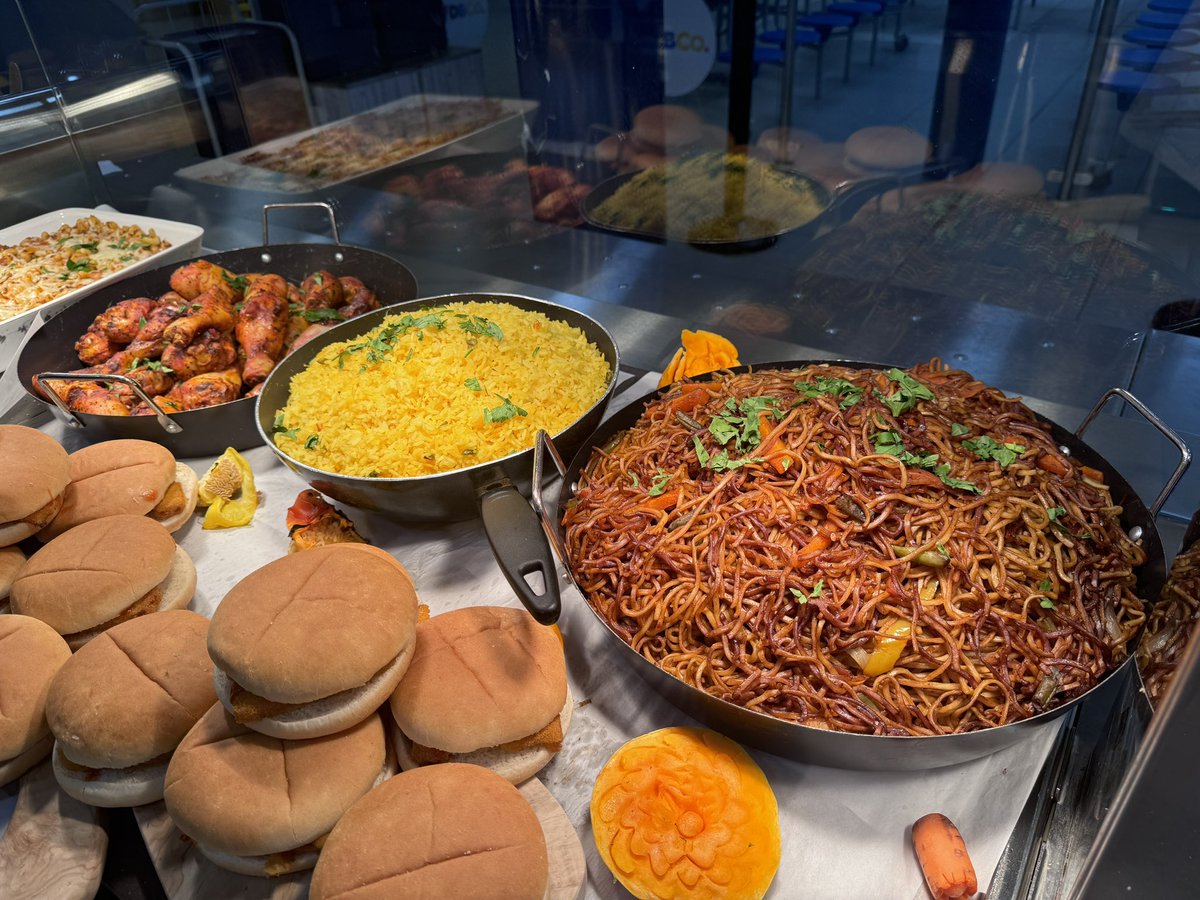 ColinPort1's tweet image. Bright and colourful Tuesday 💛❤️@McrAcademy 
#magicmanchester 🤩👌👨‍🍳
#pulledchicken 🤩
#loveafishfingerbutty 🥪❤️