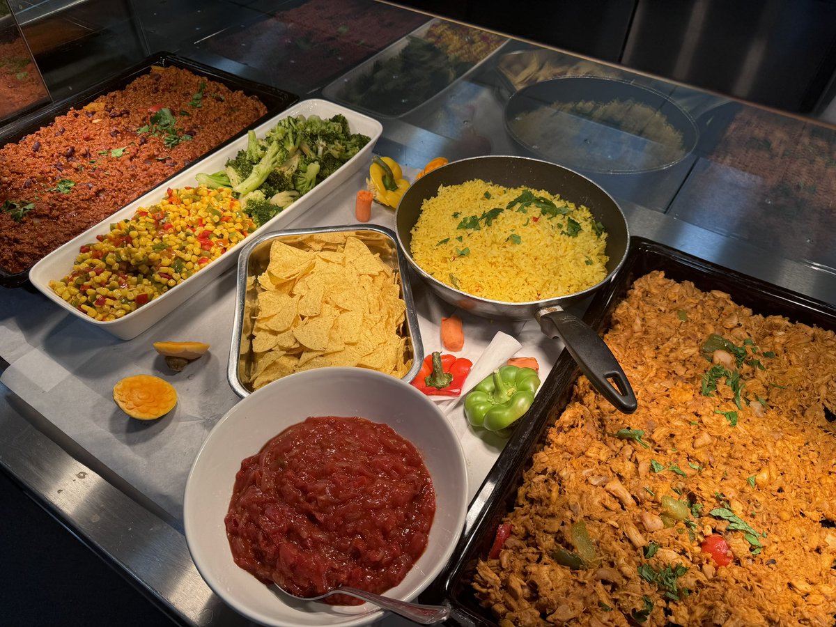 ColinPort1's tweet image. Bright and colourful Tuesday 💛❤️@McrAcademy 
#magicmanchester 🤩👌👨‍🍳
#pulledchicken 🤩
#loveafishfingerbutty 🥪❤️