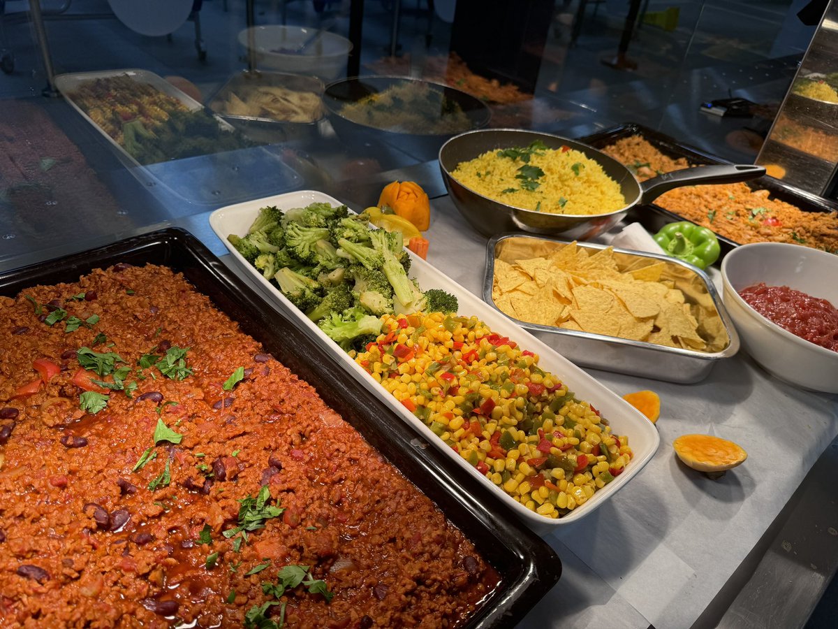 ColinPort1's tweet image. Bright and colourful Tuesday 💛❤️@McrAcademy 
#magicmanchester 🤩👌👨‍🍳
#pulledchicken 🤩
#loveafishfingerbutty 🥪❤️