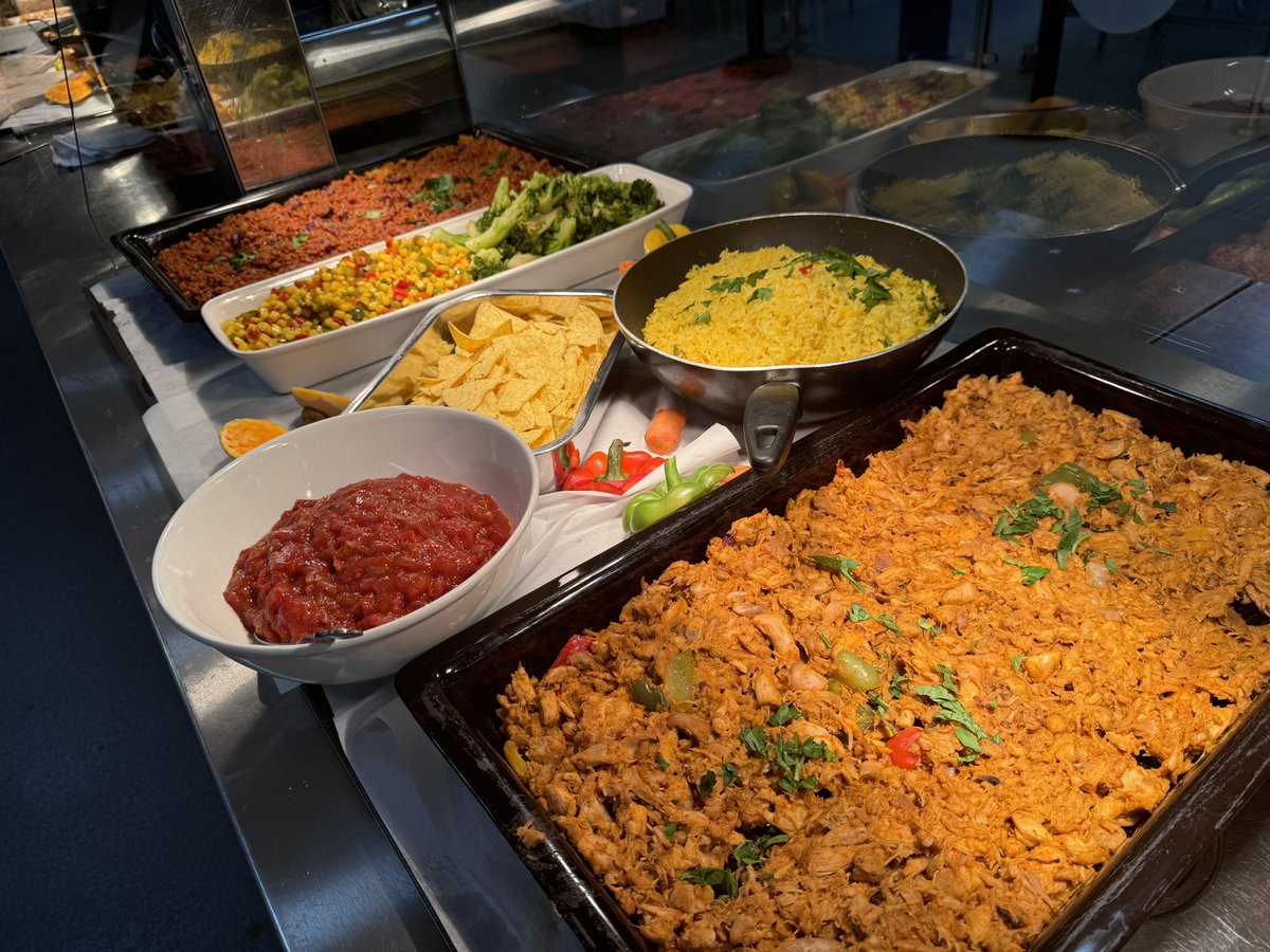 ColinPort1's tweet image. Bright and colourful Tuesday 💛❤️@McrAcademy 
#magicmanchester 🤩👌👨‍🍳
#pulledchicken 🤩
#loveafishfingerbutty 🥪❤️