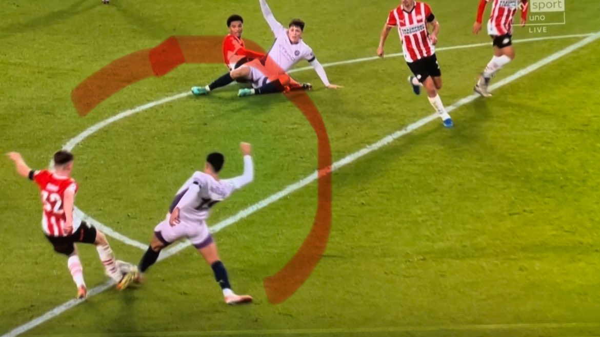 pisto_gol's tweet image. In #PsvGirona, episodio identico a quelli che in Italia vengono sanzionati con il calcio di rigore, protagonisti #Dams (PSV) e #Miovski ( Girona) Indovinate cosa ha deciso l’arbitro #Oliver?