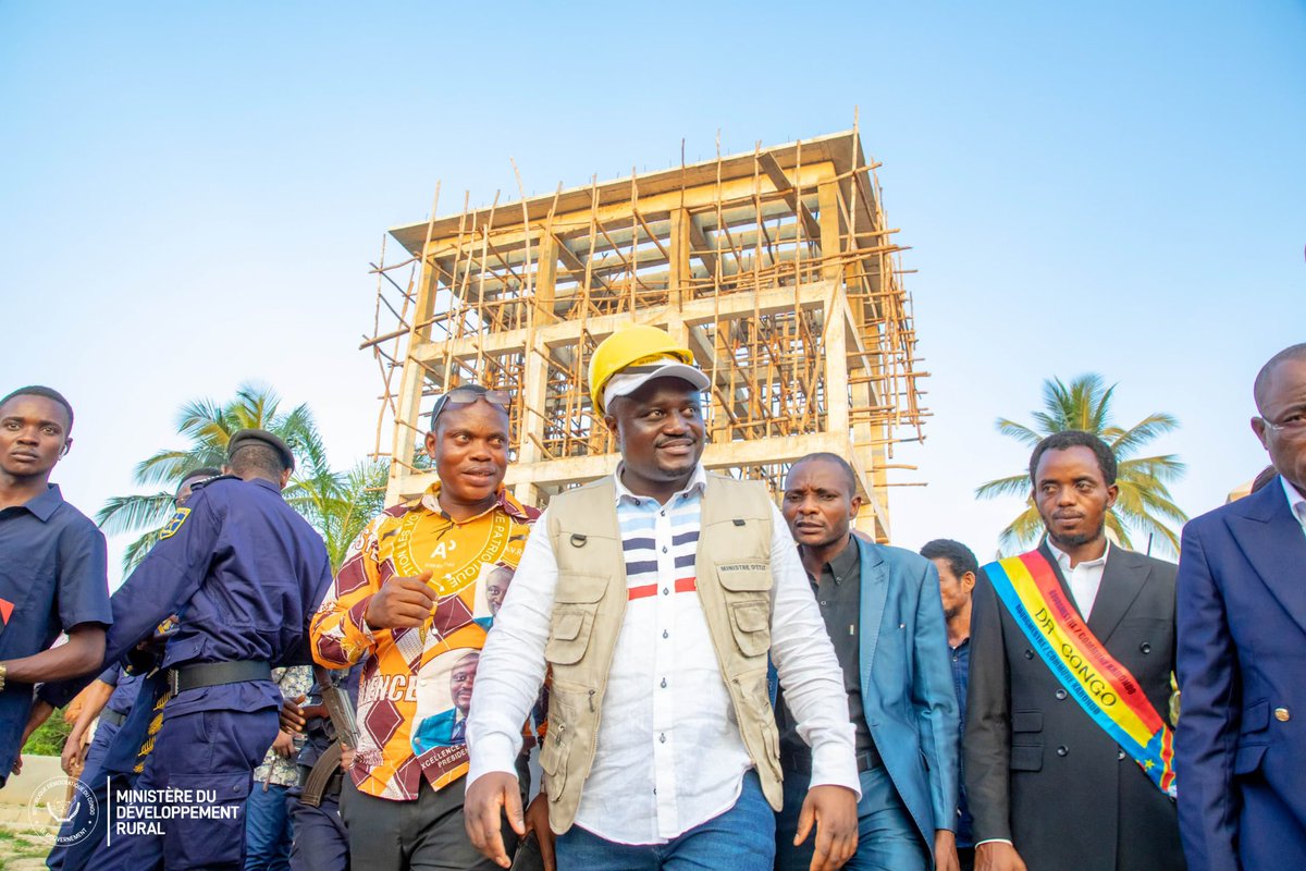 MinistereRural's tweet photo. Le Ministre d’État, Muhindo Nzangi Butondo, poursuit ses visites d’inspection des routes de desserte agricoles. Aujourd’hui, il a évalué les travaux du projet PRISE dans la province du Sankuru, visant à améliorer les infrastructures pour les communautés locales. https://t.co/ltsHaWOTo9