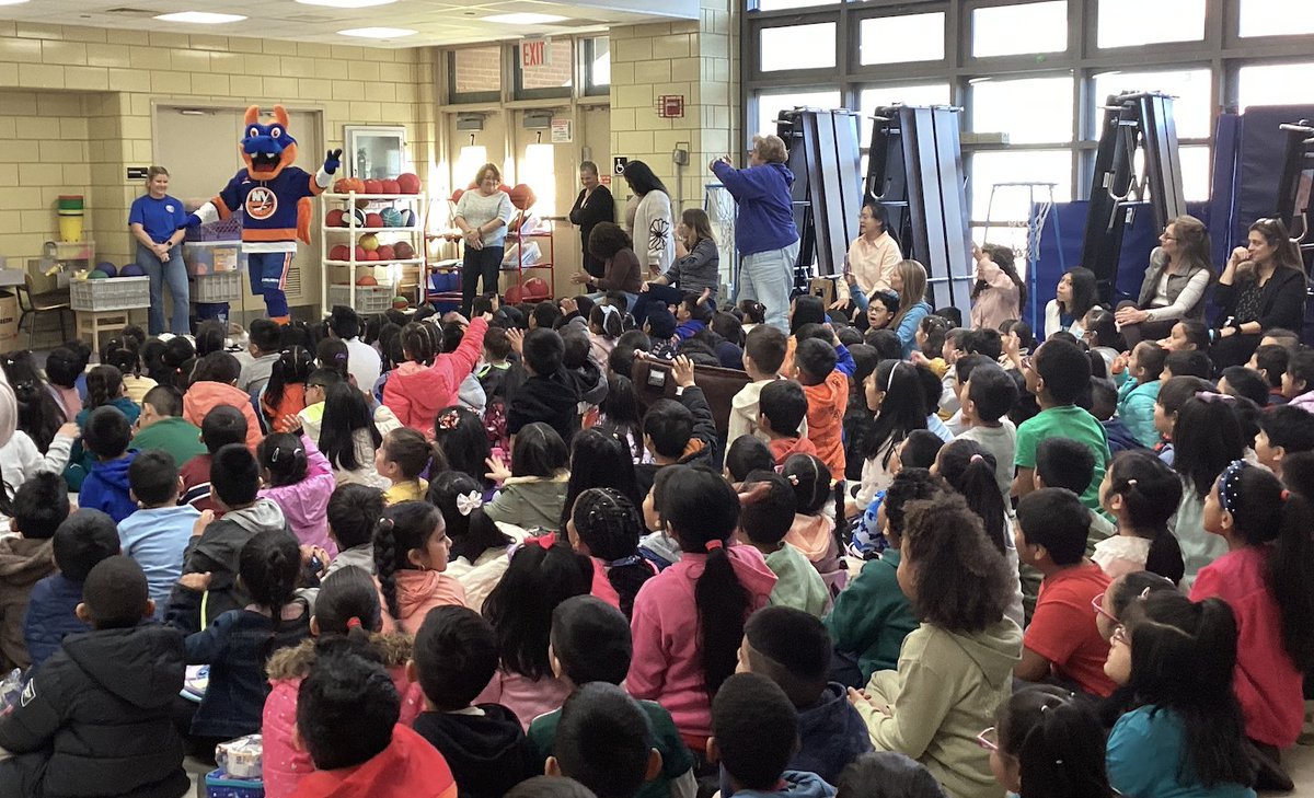 PS28Queens's tweet photo. A HUGE THANK YOU to the @NYIslanders for visiting PS 28 and teaching us about teamwork. @NYC_District24 https://t.co/xq0wwNE5tF
