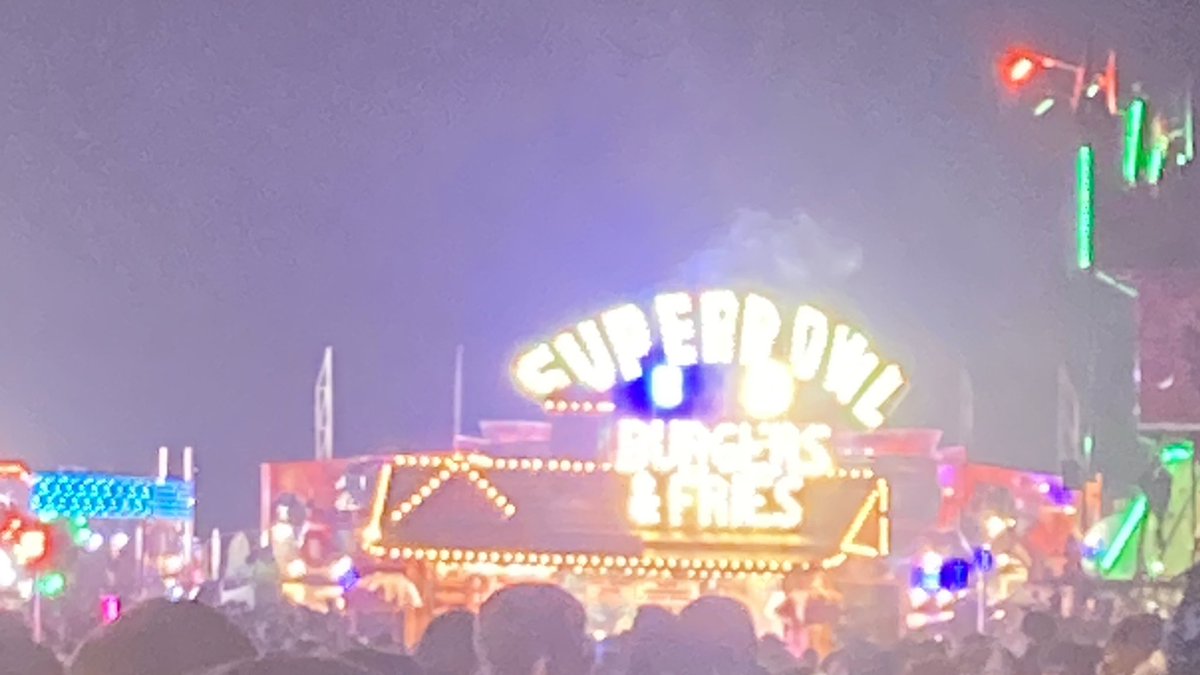 It’s supposed to be bonfire night not Superb Owl night! 🤬