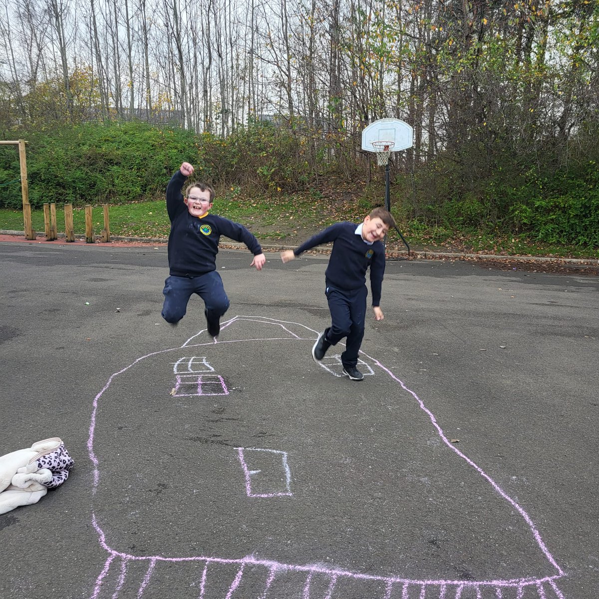 MrsSaunders17's tweet photo. @AitonPs @JPrimary Primary 4 firework art lessons indoors and out😁 https://t.co/Jmsry5qhMq