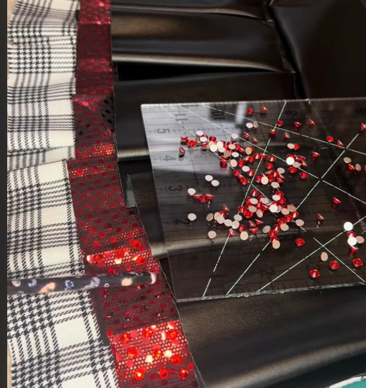 amazinggoop's tweet photo. Quick and easy tutorial on rhinestoning with E6000

https://t.co/kALjGO33XC

 #bling #gifts #personalize  #create #handmade #adhesive  #E6000 https://t.co/TBcEta57hH