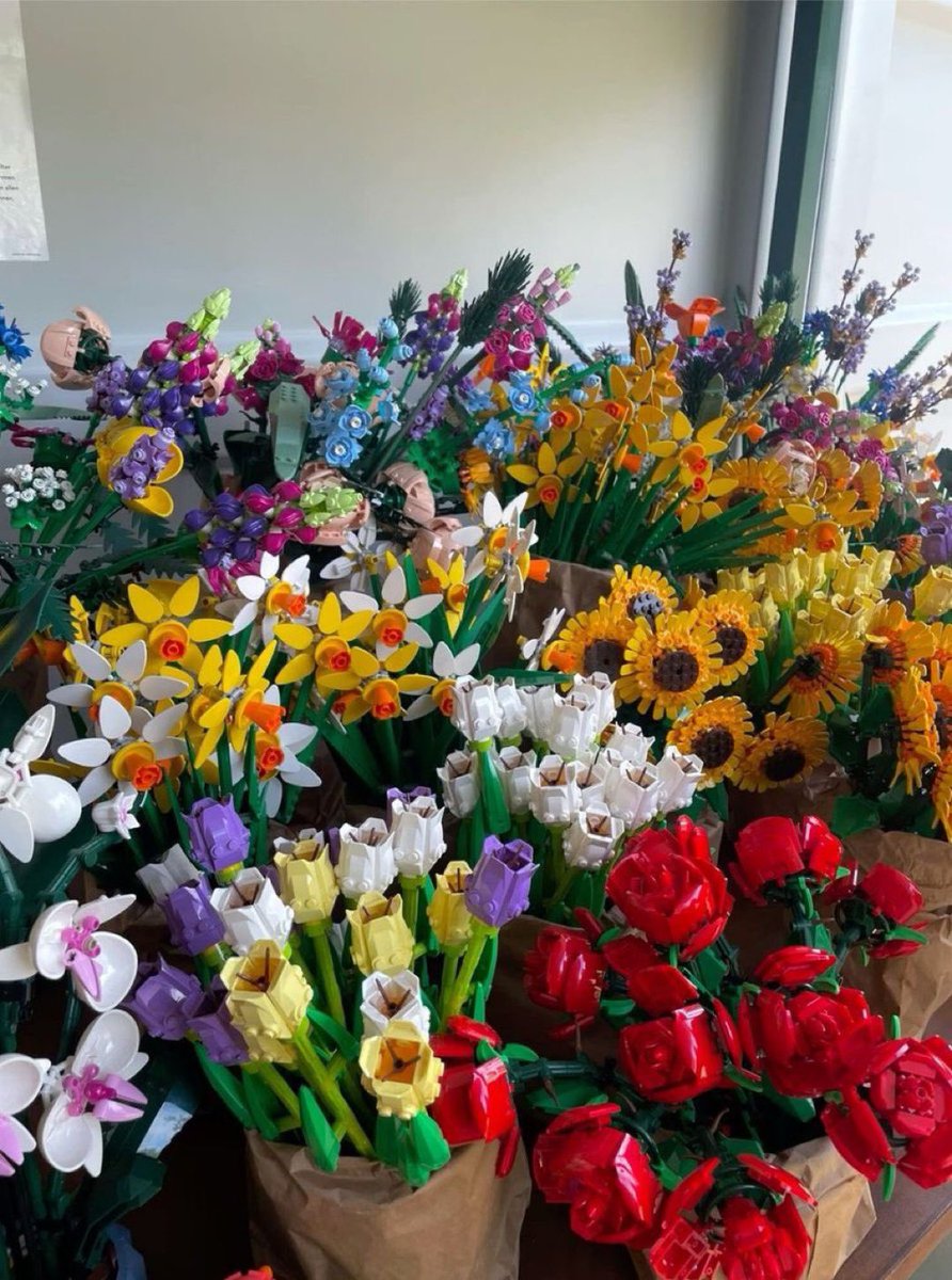 i3Moment's tweet photo. Lego flowers https://t.co/LCfVwp2mzH