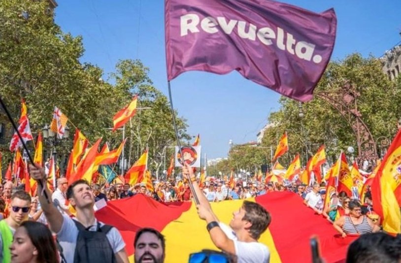 Encuestando's tweet photo. 📊 ¿Es REVUELTA una organización nazi?

🔄 SÍ
♥️ NO https://t.co/h8YkgPLl4U