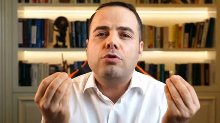 haberkaree's tweet photo. Özgür Demirtaş :
"Demokrasilerde KAYYUM olmaz.
1Suçlu ise seçime sokmazsın.
2Suçlu olduğu halde seçime sokuyorsan, istihbarattan sorumlu memurunu görevden alırsın.
3Suçlu olduğu KESİN ise görevden alırsın ama Belediye Meclisi yeni başkanı seçer, sen atayamazsın.

Bu kadar BASİT." https://t.co/IybXHrC6nP