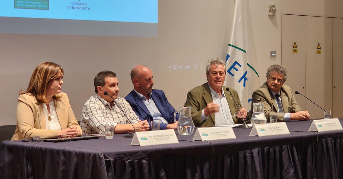 cintendentesuy's tweet photo. En estos instantes se realiza la presentación del Registro Único Nacional de Alimentos, Empresas y Vehículos #Runaev en la Presidencia de la República, con la presencia en sala del señor presidente @LuisLacallePou y del presidente del Congreso @Antia_Enrique https://t.co/D5usBYgs6Z
