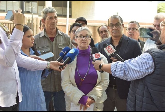 josermendozam's tweet photo. Mi solidaridad con @MariaesPueblo  quien sigue luchando por los derechos ciudadanos consagrados en nuestra Constitución Nacional. Su labor profesional y política siempre ha estado apegada a la ley. La decisión del TSJ para suspenderle de su actividad profesional es un abuso. https://t.co/HSvFQv23Gi