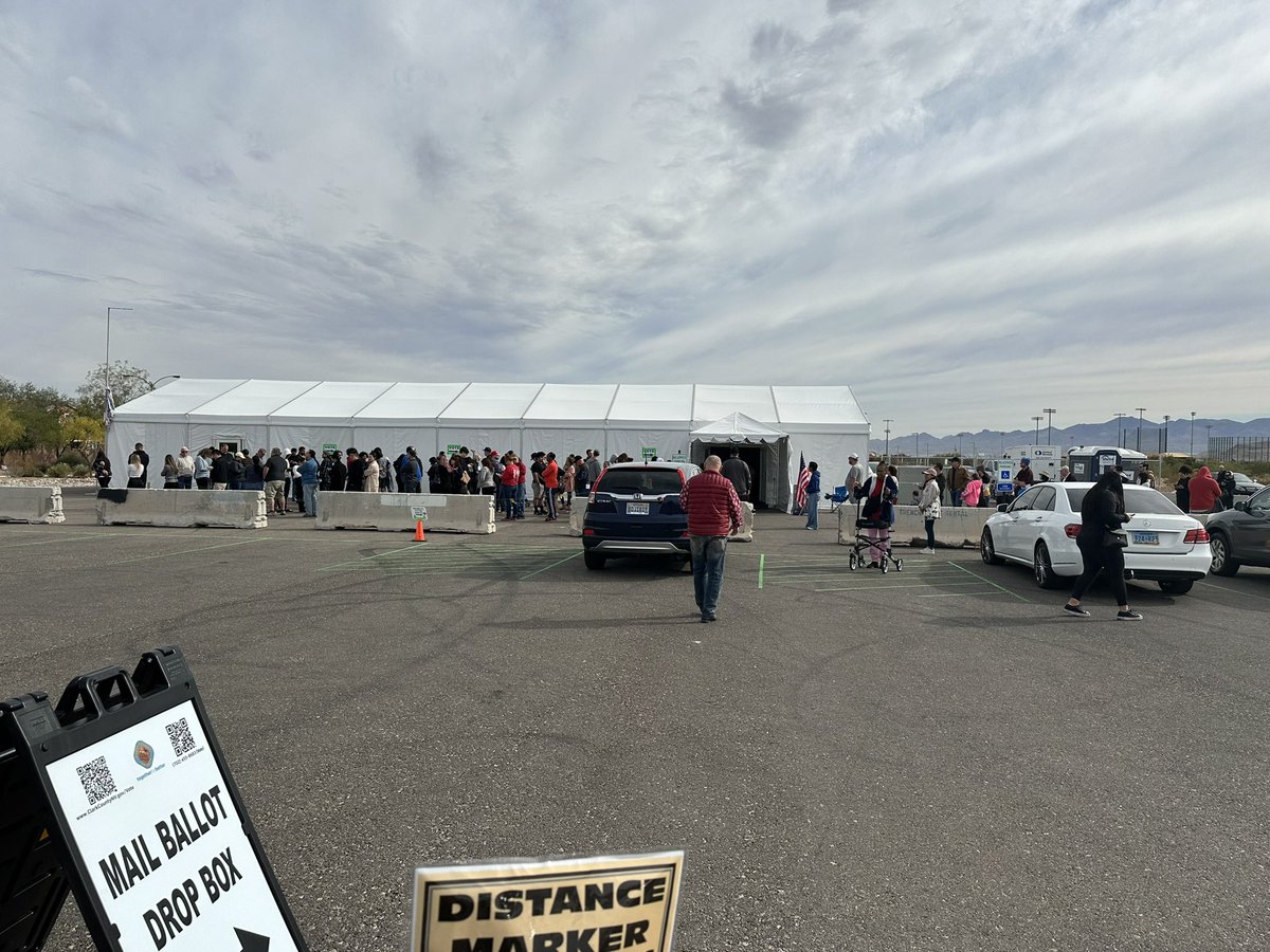 dollydeleon's tweet photo. I’m here in Southwest Las Vegas polling place, and I see a lot of volunteers from the Philippine American community.
FilAms are voting for President Trump🇺🇸 because Filipino values in life align with the platform of the Republican Party: GOD🙏FAMILY 💕COUNTRY🇺🇸
🇺🇸🙏TRUMP/Vance🙏🇺🇸