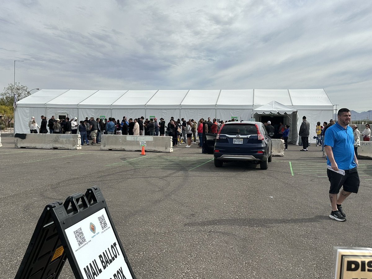 dollydeleon's tweet photo. I’m here in Southwest Las Vegas polling place, and I see a lot of volunteers from the Philippine American community.
FilAms are voting for President Trump🇺🇸 because Filipino values in life align with the platform of the Republican Party: GOD🙏FAMILY 💕COUNTRY🇺🇸
🇺🇸🙏TRUMP/Vance🙏🇺🇸