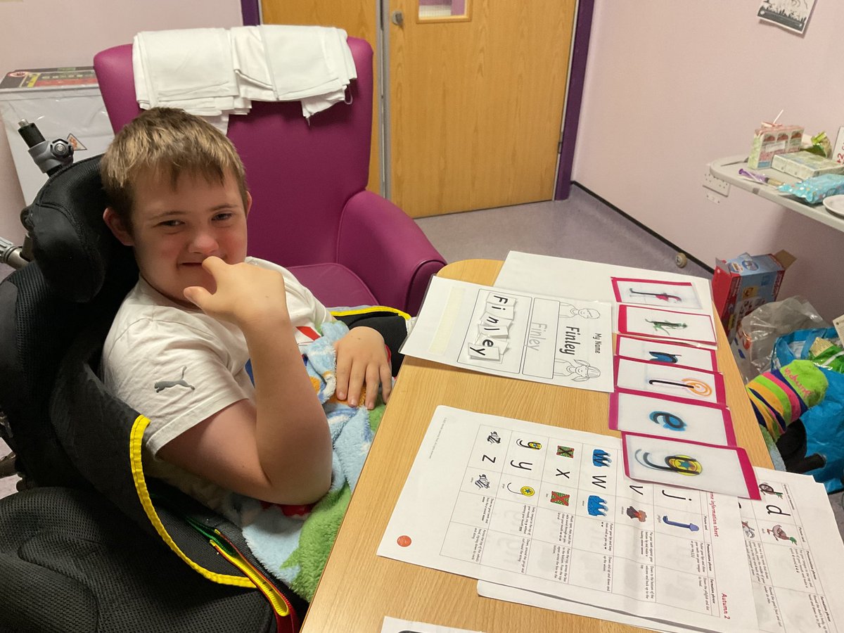 CentreSullivan's tweet image. A lovely phonics session with Finlay @HullHospitals. Finlay is following the Little Wandle Reading Scheme, we adapted the session to ensure Finlay is following the same curriculum as his mainstream school.  @LittleWandle #phonics #namerecognition