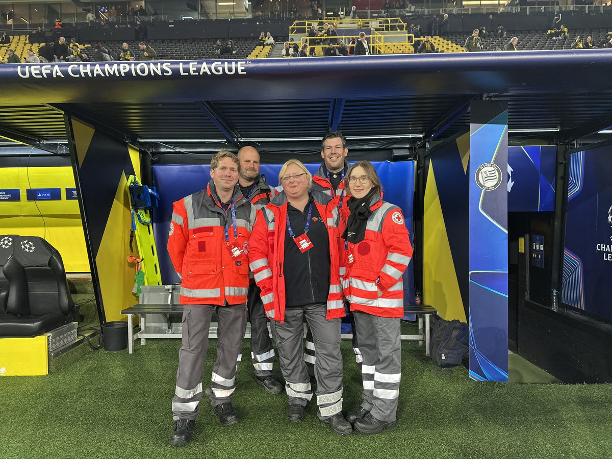 Unsere ehrenamtlichen #DRK-Helfer am Rasen sind gemeinsam mit der Notärztin für die notfallmedizinische Versorgung auf dem Rasen verantwortlich. Ehrenamt übernimmt Verantwortung. #UEFA Champions League: #BVB gegen Graz.

#Dortmund