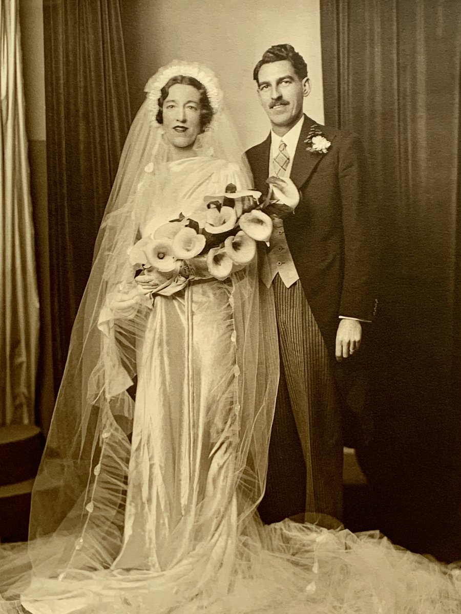 Good evening #AncestryHour!
Hope you are having a good week.
Sharing my favourite #OldPhoto from my family collection, even though I have absolutely no idea who they are!
All research has failed...so far
Love to see you favourite family photos (if you are happy to share)