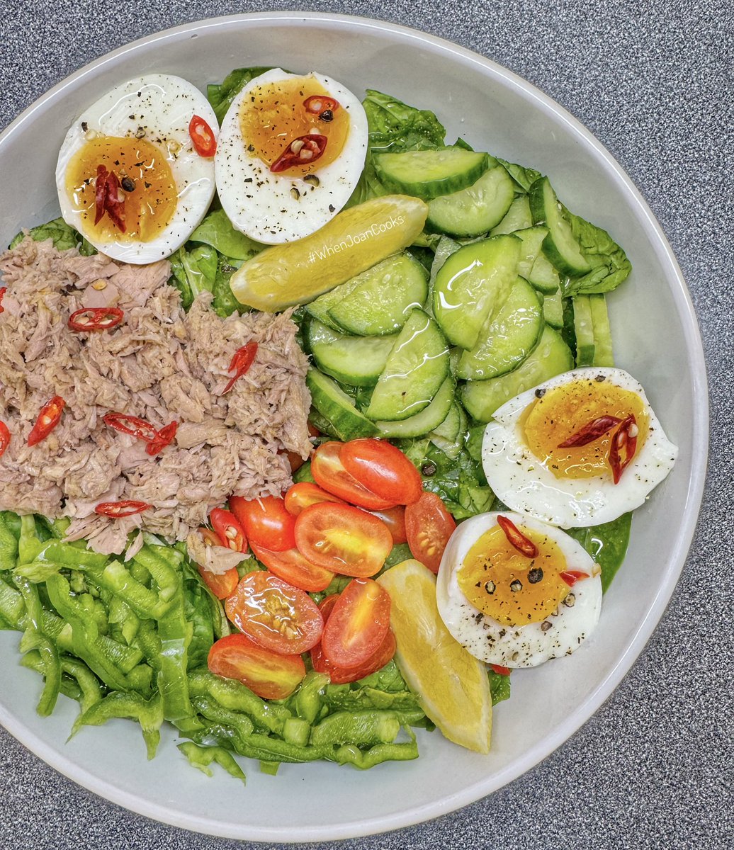 GabsDiva's tweet photo. … #Dinner: Tuna &amp; Egg Salad With Green Pepper, Cherry Tomatoes, Baby Cucumber. All On A Bed Of Fresh Baby Spinach. Dressed With Olive Oil, Fresh Lemon &amp; Apple Cider. Topped With Fresh Red Chilli, Salt &amp; Black Pepper. 🤌🏼🤤 … #BonaPattern #HealthIsWealth #WhenJoanCooks … https://t.co/68plzNFDMu