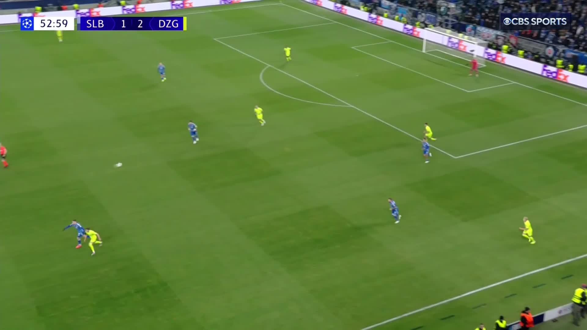 The team build-up play 💫Sandro Kulenović taps it home and extends Dinamo Zagreb's lead 🔥