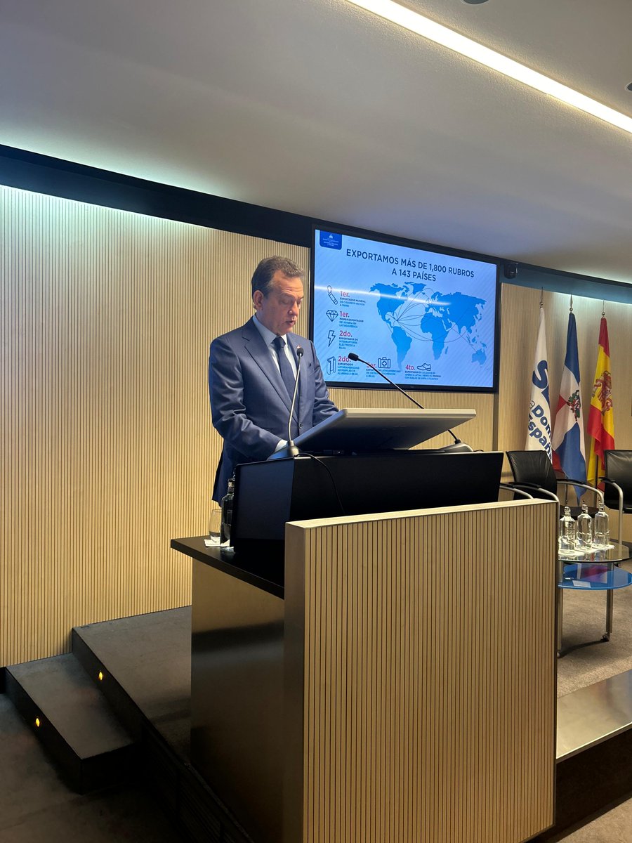 Elvis_patico's tweet photo. Durante la #SemanaDominicanaenEspaña, @MICMRD presenta el potencial de 🇩🇴 como destino de inversión en manufactura, inteligencia artificial y tratados comerciales. Una gran oportunidad para construir puentes entre ambos países y explorar nuevos mercados #InversiónRD https://t.co/TFmty89w4z