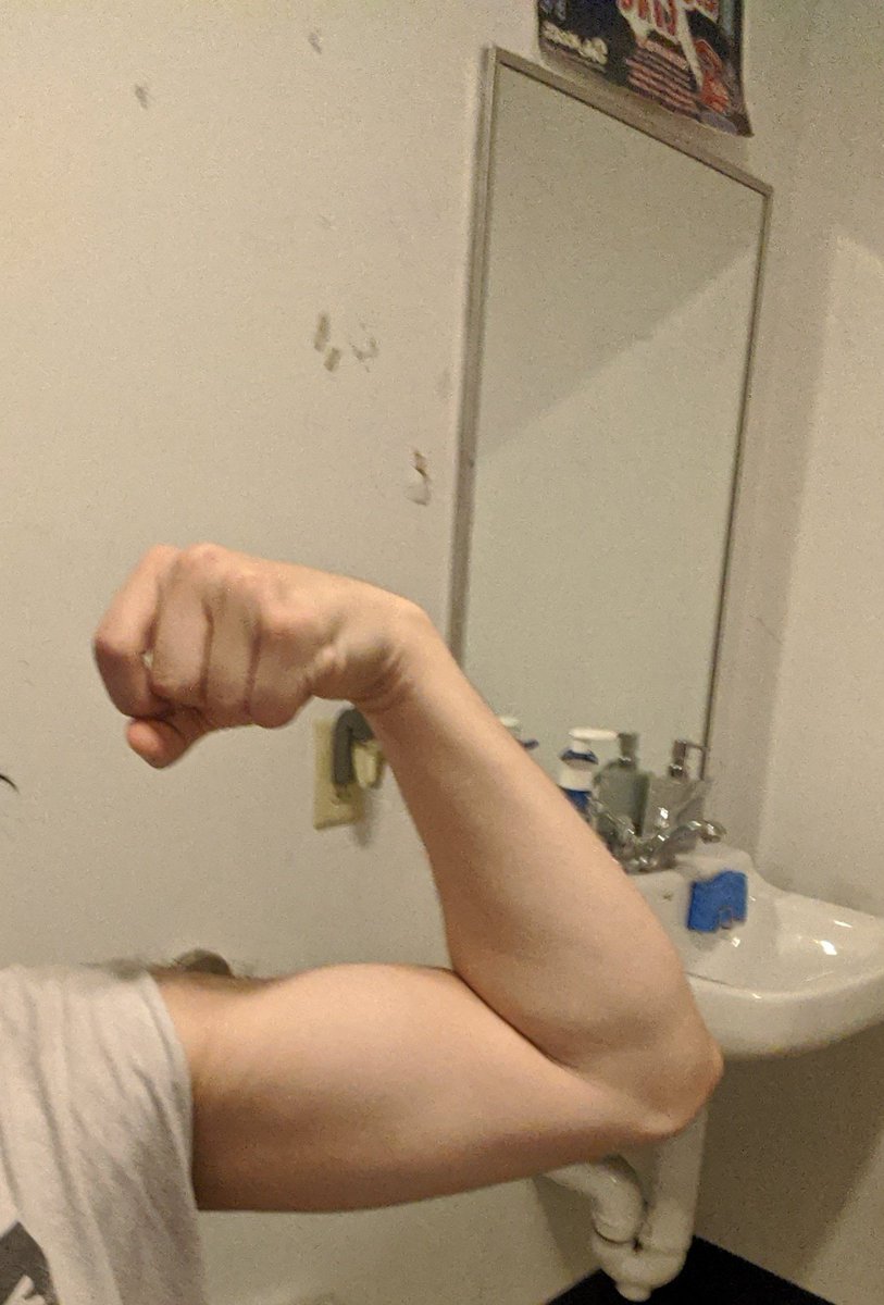 PunkTheYeen's tweet photo. Omg look it's a bicep! https://t.co/ILkmK5Vr5b