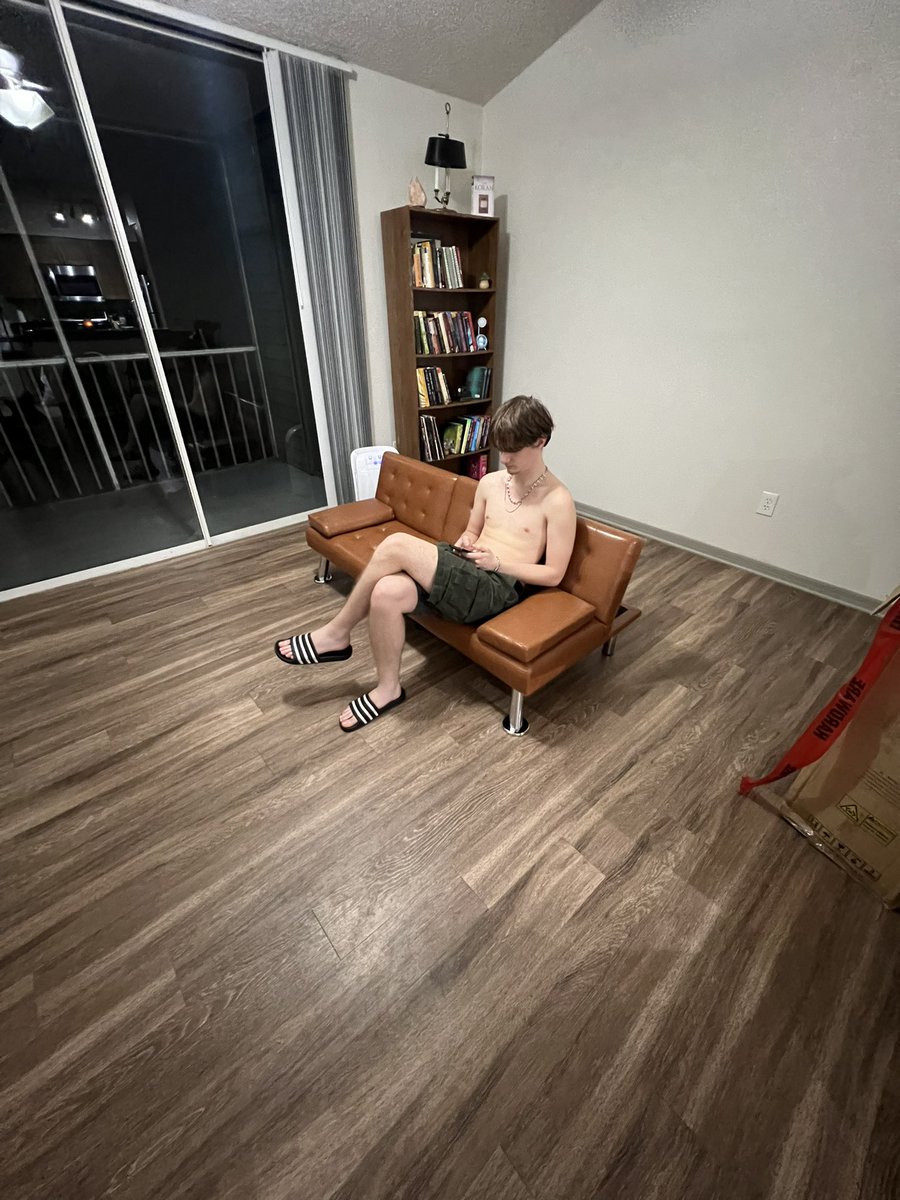 misheIIe_'s tweet photo. Count your fucking days b*d bath n beyond https://t.co/5E4aHwfrly