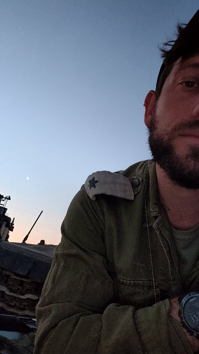 היי ביבי, תסתכל עליי.
בן 30, אחרי תואר ראשון, באמצע תואר שני,
הייתי אמור לחזור לגור בצפון ב1/10 אבל קיבלתי צו 8. הייתי אמור להתחיל עבודה חדשה ב1.11 אבל אני בצו 8.
אני אחרי 257 ימי מילואים מתחילת המלחמה.
אתה מנצל אותי, את החברים שלי ואת הצבא כדי לשמור על הכיסא שלך.

צאו להפגין.