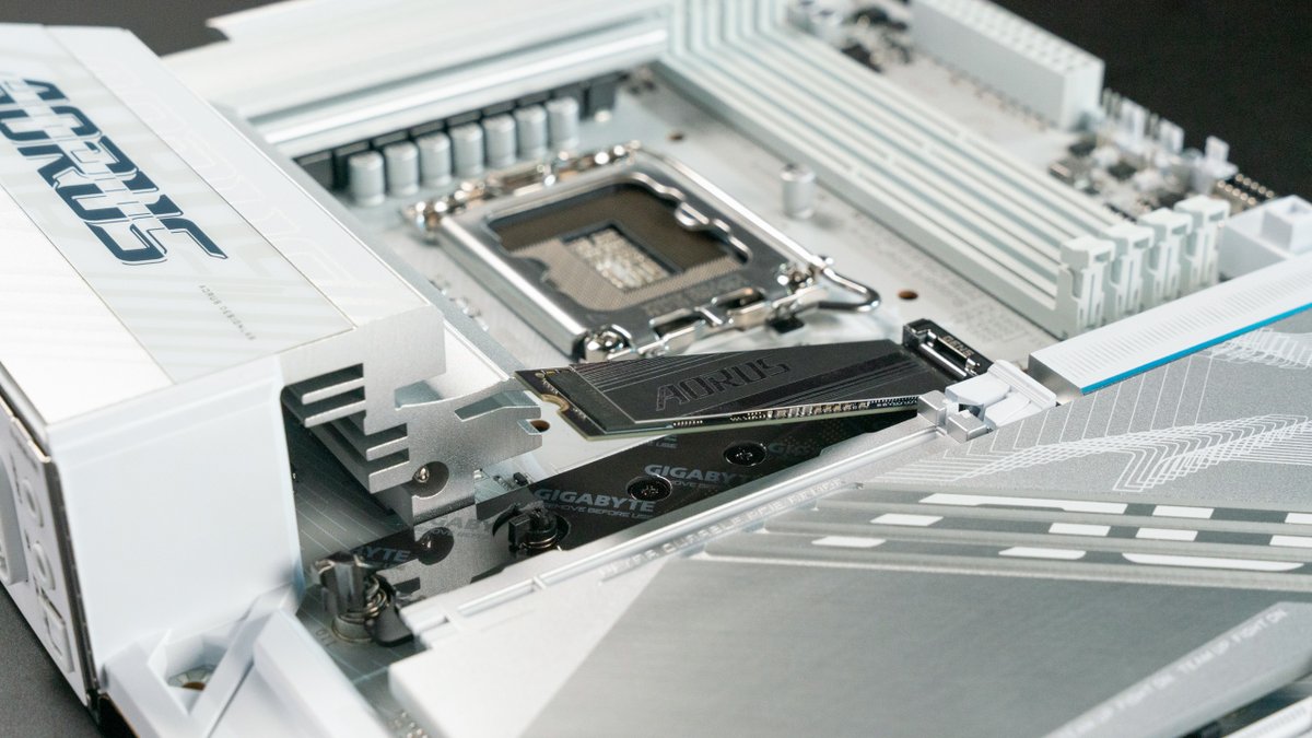 AORUS_ME's tweet photo. اللوحة Z890 AORUS ELITE X ICE لوحة مثالية باللون الأبيض متوفرة الآن بالكويت لدى @quadrastores
🤍 

🟠D5 Bionic Corsa: up to 9500MT/s
🟠DIY friendly: New EZ Debug Zone
🟠Wi-Fi 7 with EZ-Plug antenna
🟠PCIe and M.2 EZ-Latch PLUS

#AORUS #Intel #Z890 #Infiniteperformance #AI https://t.co/OjPyY3TGhP