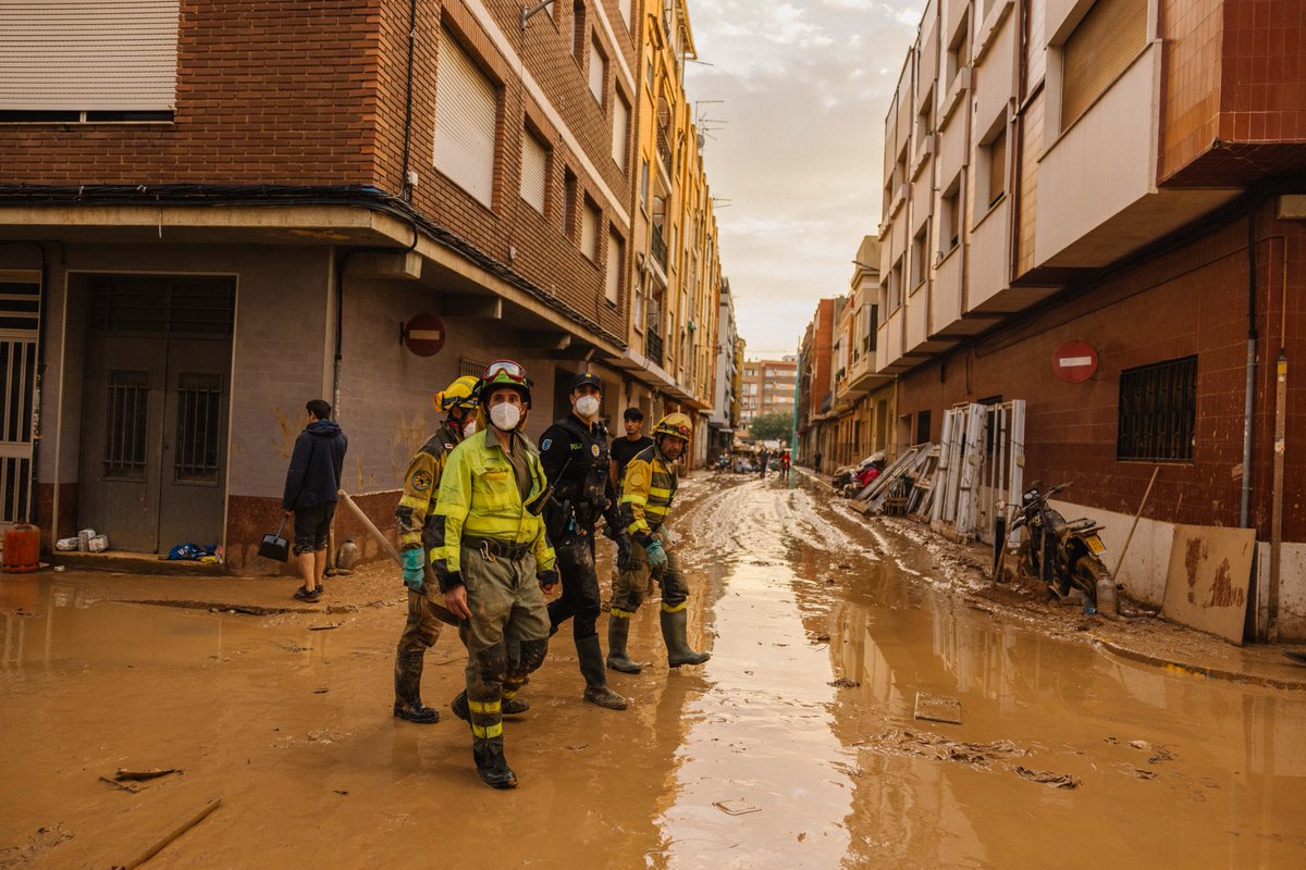 GobAragon's tweet photo. 🧑‍🚒 Catarroja "festeja" el trabajo realizado por el operativo desplegado por Aragón.

🚒🚜 Durante el día se ha trabajado intensamente en las avenidas perimetrales del sector de trabajo asignado a Aragón.

🖇️ https://t.co/NIcf2h5Bgw https://t.co/ATnalyW9bc