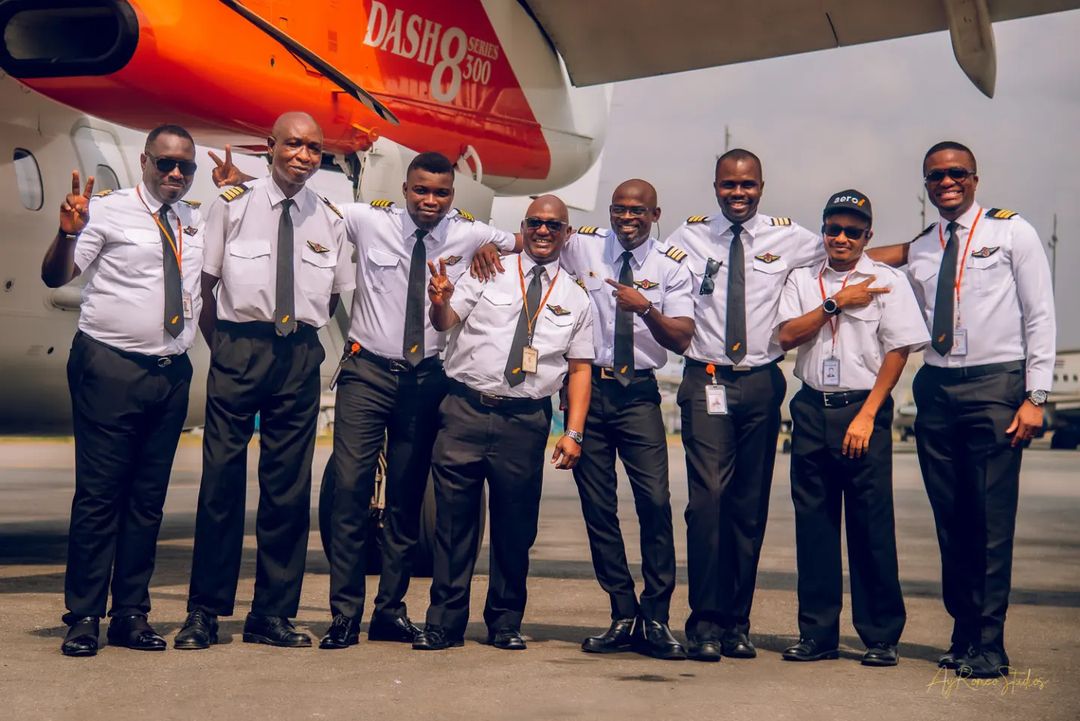 LOSairport's tweet photo. Happy 5 November Day 🇳🇬✈️! Celebrating Nigeria's #aviation industry . 𝗦𝘁𝗲𝗲𝘇ing things up, may this demure post inspire generations to the skies &amp; beyond

📸 Duke Ugo, Adorable MW,  Captain 𝗗𝗲𝗺𝘂𝗿𝗲n, Bolu Ayeni
 #5NovemberDay #5NDay
#5N #5November #AvGeek https://t.co/wxebEJlXrp