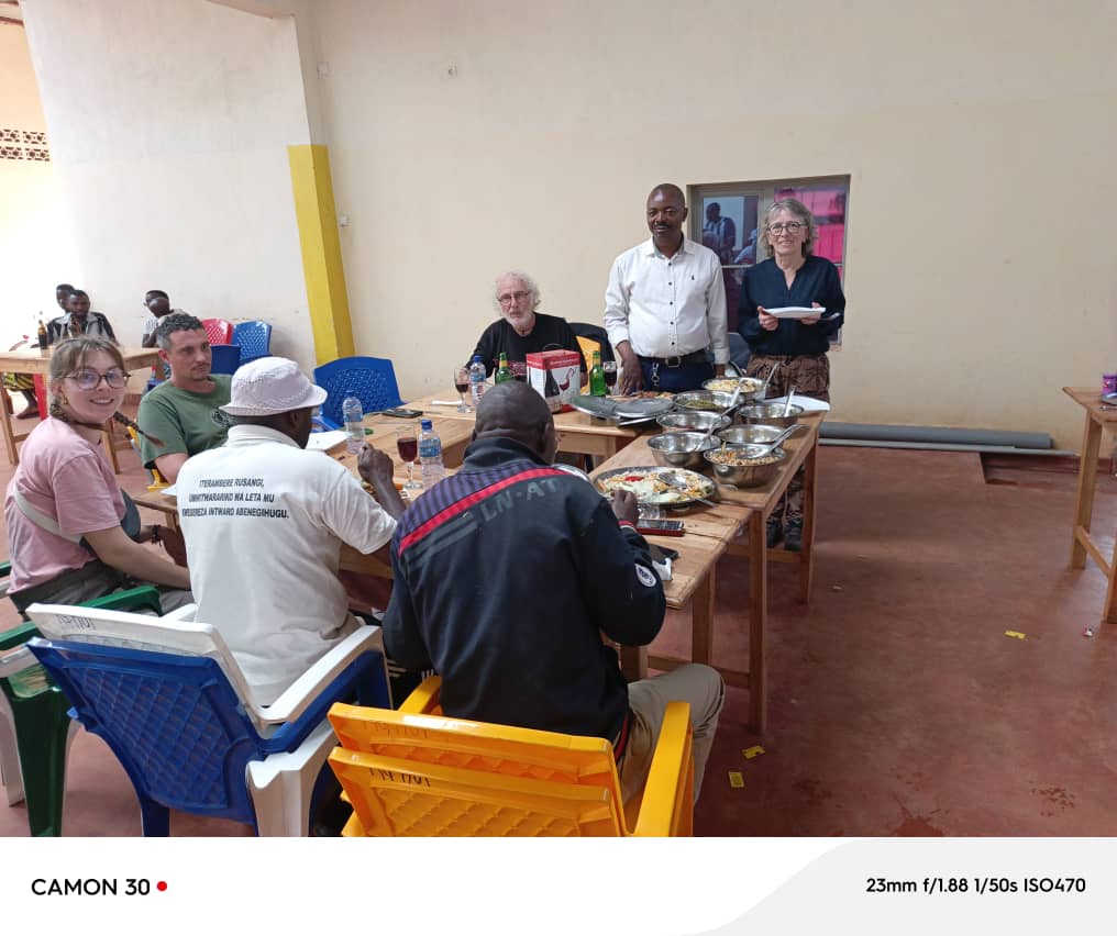 GitegaVuturaa's tweet photo. Mu ntumbero yo kwitaba akamo k'Umukuru w'Igihugu @GeneralNeva mu guteza imbere i haziko, NDUWAYO Charlemagne, avuka muri komine #Itaba @Gitega, yarubatse inyubakwa izosahiriza ingenzi #REGINA_HÔTEL. Yubatswe mu #Gihamagara, ifise ivyumba 7, ahabera amanama n'imisi mikuru n'ibindi https://t.co/edRINdtvis