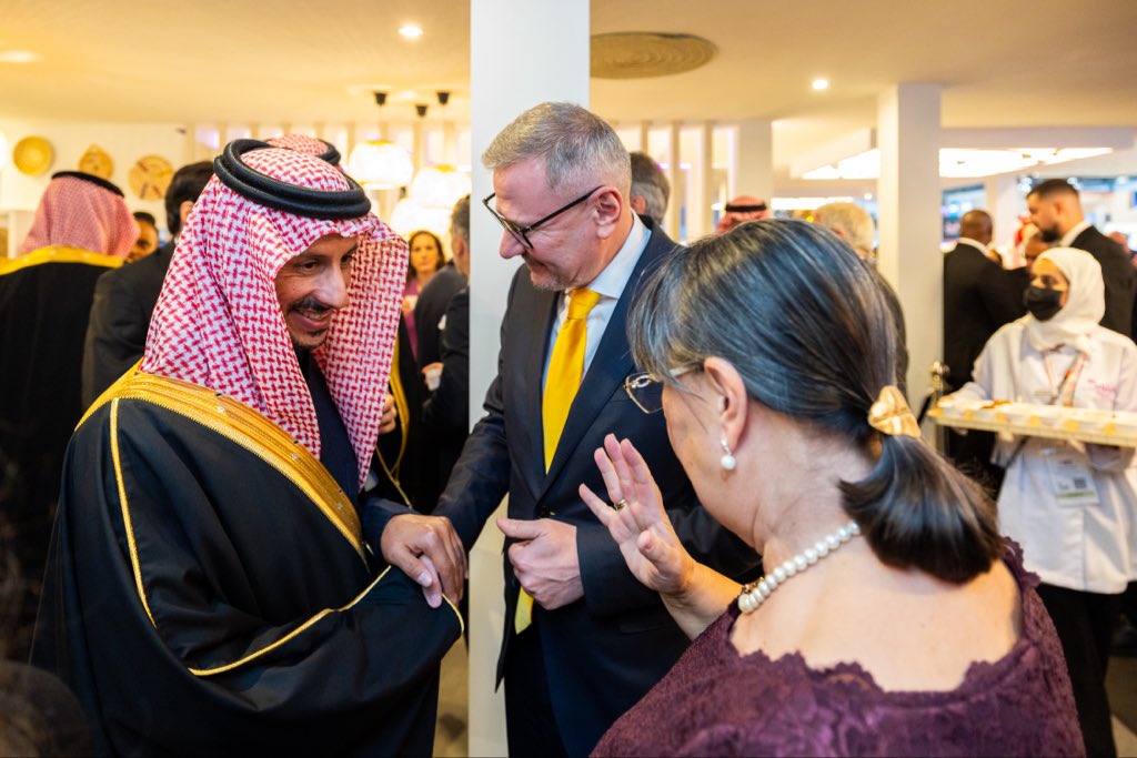 من جناح أرض السعودية في معرض #سوق_السفر_العالمي، سعدت باستقبال وزراء السياحة من دول اليونان وصربيا وبربادوس وبلغاريا وسان مارينو، وأطلعتهم على المشاريع السياحية الرائدة في المملكة، بالإضافة إلى التجارب الثقافية الفريدة التي تعكس تراثنا الغني.
#السعودية_وجهة_العالم