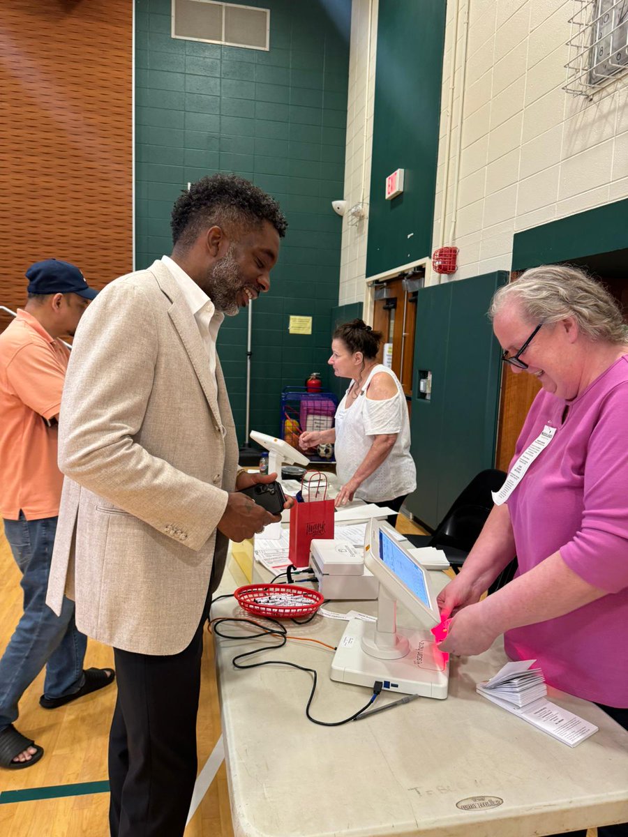 MrMayfieldUSA's tweet photo. I just voted! Did you?! 🇺🇸 #VOTE 

It's time to retire the past and elect leaders ready to put Americans and #AmericaFirst 🇺🇸 

A vote for Darius is a vote for America and common sense. 

https://t.co/pbA38Q2GTo 

#BeAmerican #OurTimeToRun #NJ12 #BeingTheChangeWeWantToSee #NotBlackNotWhiteAmerican #DariusMayfieldForAmerica