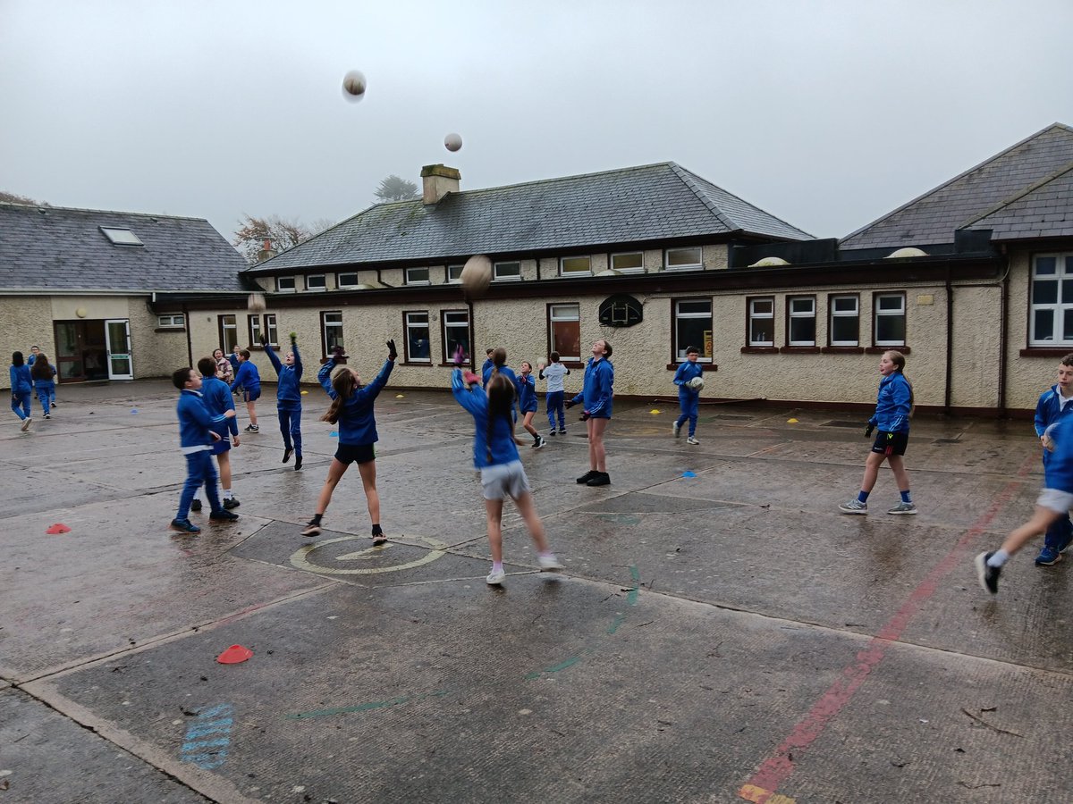 WhelanGavin's tweet photo. The latest block of #PrimarySchoolCoaching got underway earlier - great to return to Scoil an Bhaile Nua, #Newtown 👇🏐

Fundamental movements ✅️
Football skills (catching, kicking &amp; hand passing) ✅️
Games, and most importantly - FUN ✅️

Well done to all groups 👍#GDC #GAA https://t.co/tPNkOXvlaf