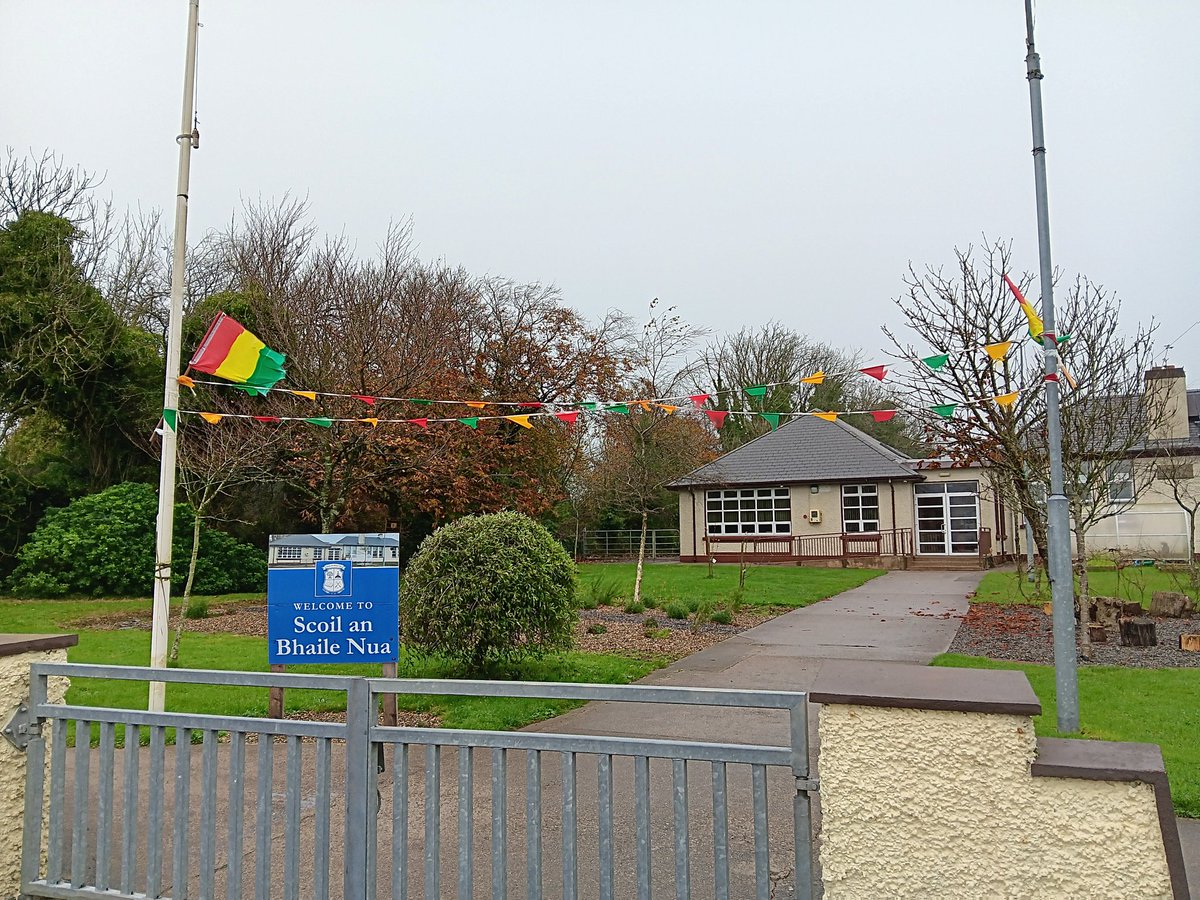 The latest block of #PrimarySchoolCoaching got underway earlier - great to return to Scoil an Bhaile Nua, #Newtown 👇🏐

Fundamental movements ✅️
Football skills (catching, kicking &amp; hand passing) ✅️
Games, and most importantly - FUN ✅️

Well done to all groups 👍#GDC #GAA