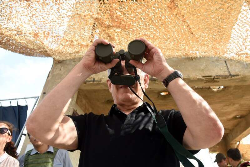 המממ...

בא נראה...
למנות שר בטחון שינהל מלחמה בלבנון... שהתפקיד האחרון שלו בתחום,
היה כקצין בצנחנים בשנות ה-70....

זה משהו שאף פעם לא ניסינו!
הרעיון הגאוני הזה לא הוביל לשום הסתבכות מדינית-בטחונית או ועדת חקירה!! 

מישהו פה בהחלט צופה למרחוק