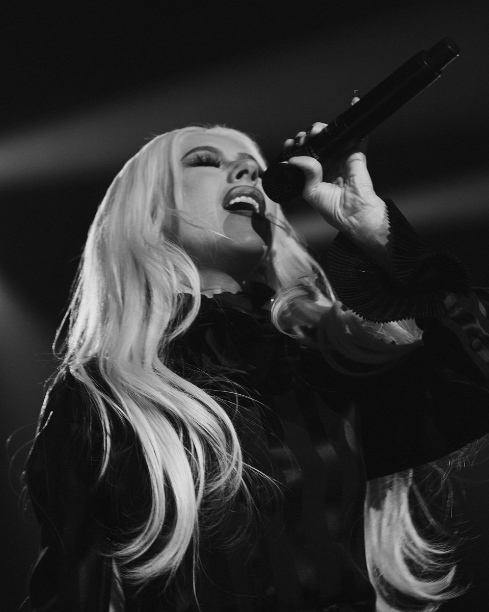 xtina tweet picture