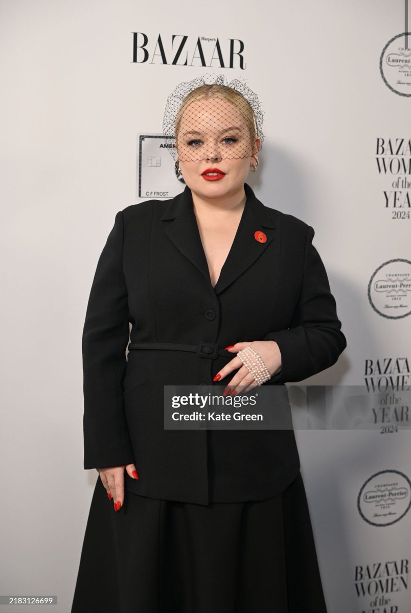 filled_popcorn's tweet image. OMG SHE LOOKS SO GOOD.