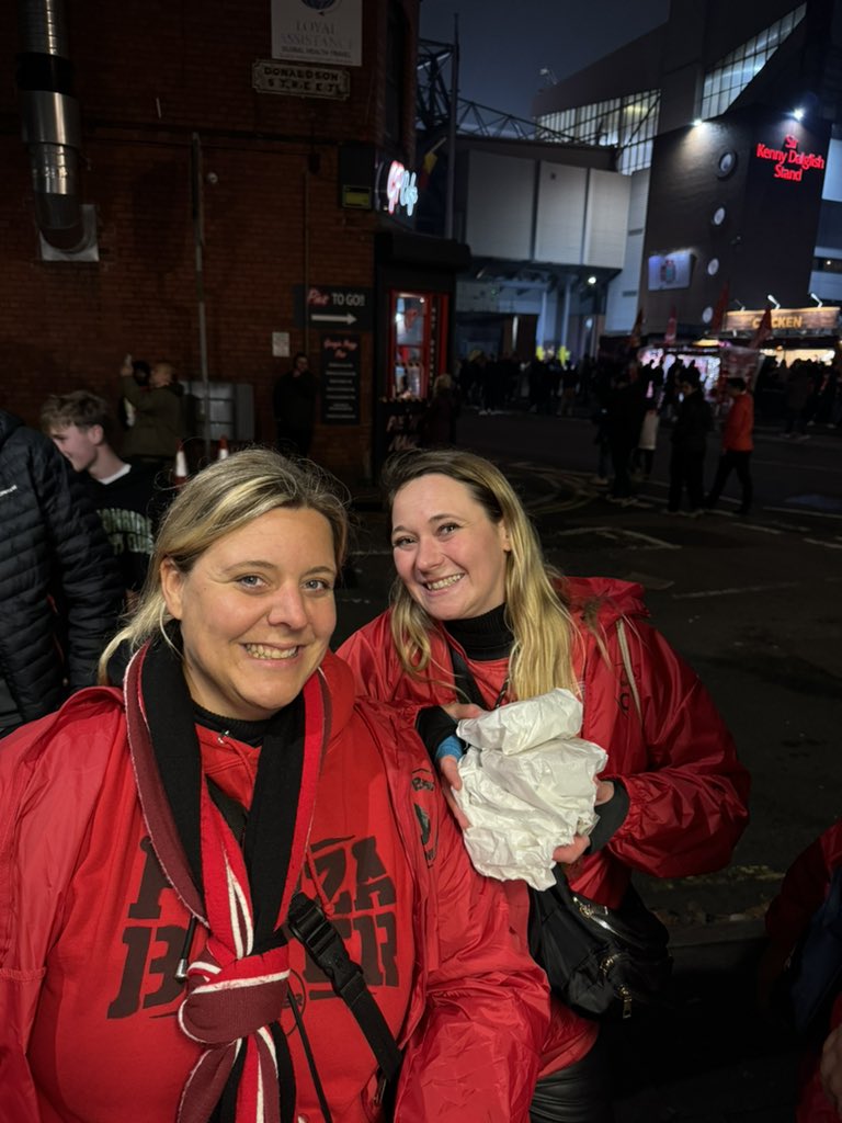 HomebakedL4's tweet photo. Some #DieWerkself sampling some sc at the Pie Hole before @LFC vs @bayer04_en! 

Big thank you (Danke) to them for their custom and we hope you enjoyed your pies.

Big thanks (Danke) to all of our customers tonight too. A busy &amp; loud night in L4 for sure 🎆 

#BuyLocal https://t.co/aZU79ceHVk