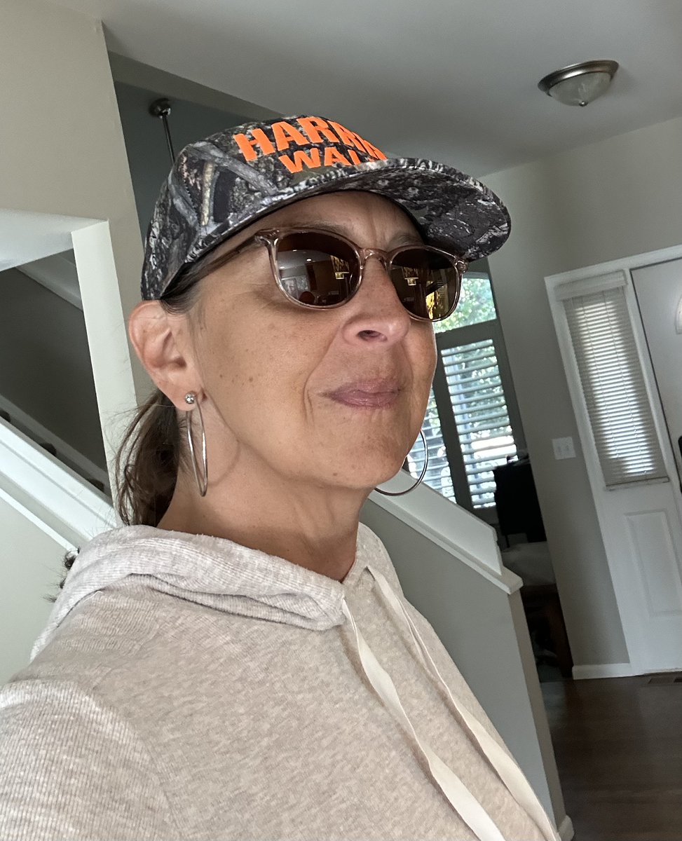 XXfounder's tweet photo. Ok, so 'stress shopping for startups' is officially a thing today on @LetsPlayMoney. 

Came back from walking the dog and $1500, $2500, $20K. Angel checks are flying everywhere today. 🤑 

Retail therapy with an upside is such a flex. https://t.co/ezrTI67yZq