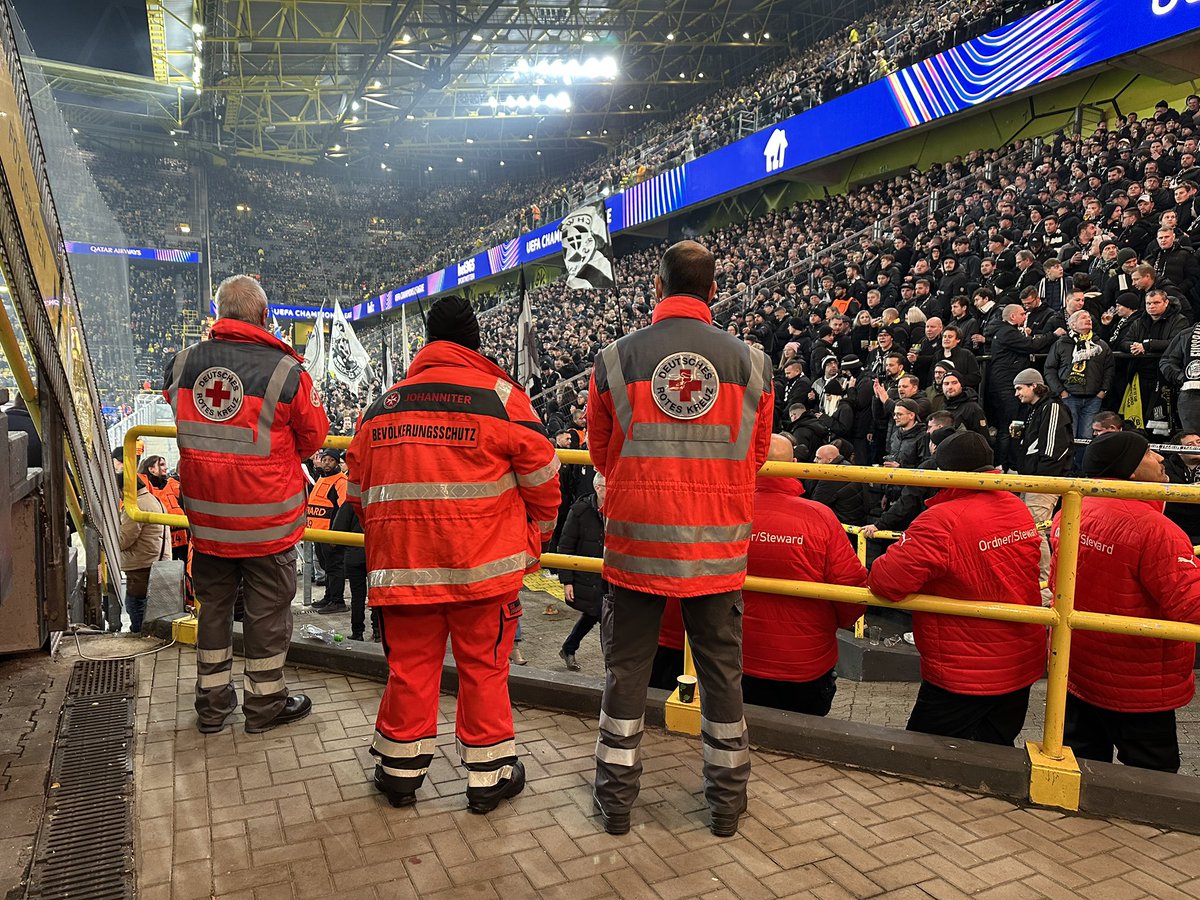 #BVB gegen Graz, #UEFA Champions League in #Dortmund. Einsatzbesprechung der ehrenamtlichen Einsatzkräfte im Abschnitt #Rettungsdienst. DRK-Helfer gemeinsam mit #JUH-Helfer vor der Nordtribüne gemeinsam, für die Stadiongäste.