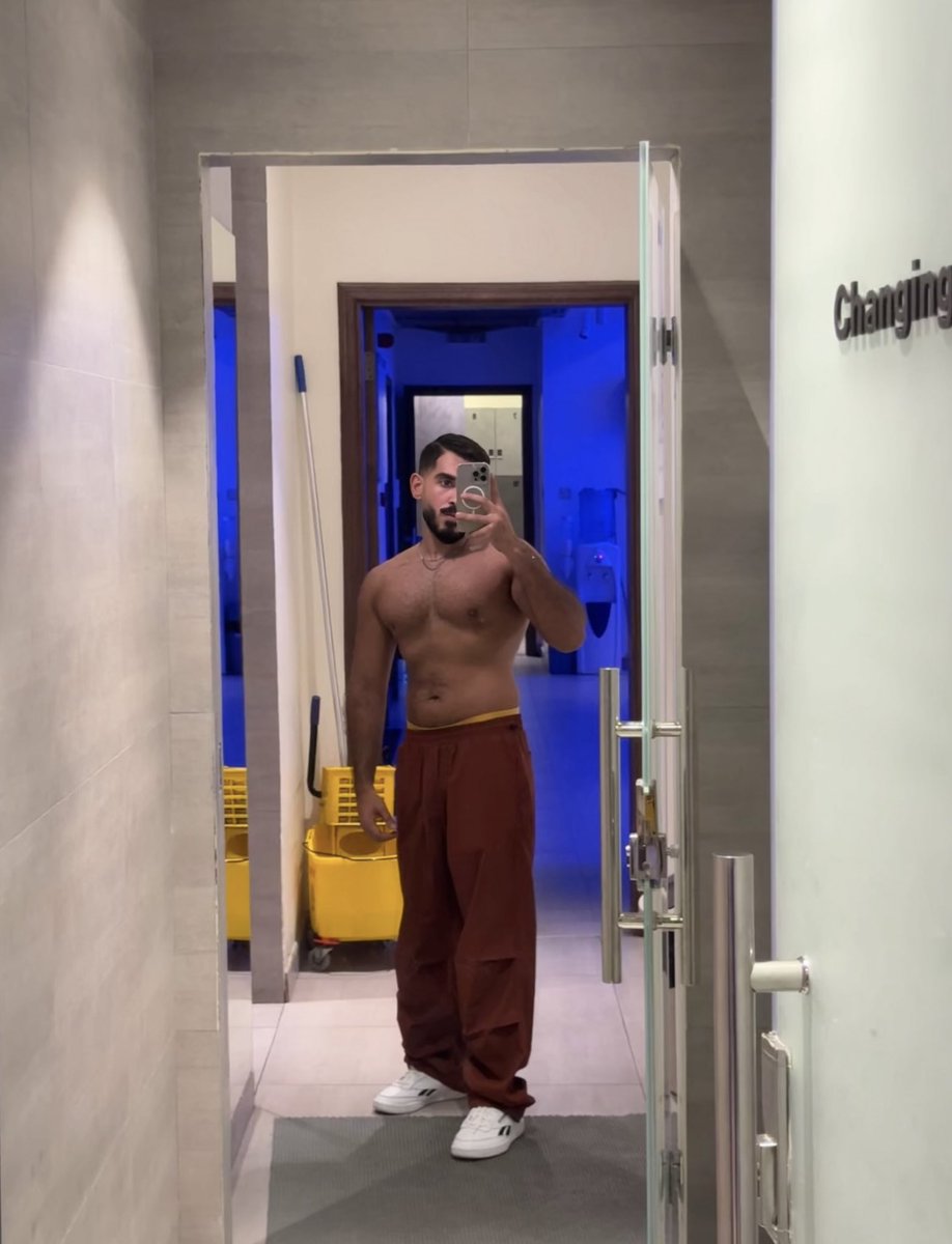 Do you like my joggers?🙇🏽‍♂️