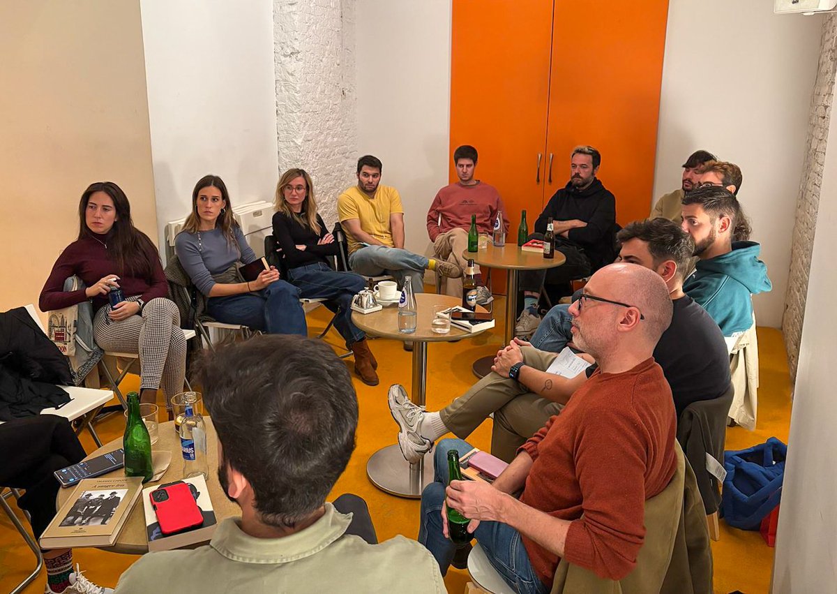 BookakeClub's tweet photo. Ayer nos reunimos en @tiposinfames para hablar de Truman Capote y su obra magna, A SANGRE FRÍA, novela que inaugura un género en sí mismo, el true crime, hoy en día en plena efervescencia a través de series, documentales y podcasts. Un libro magnético que no deja indiferente. https://t.co/kdrq0aXEaH