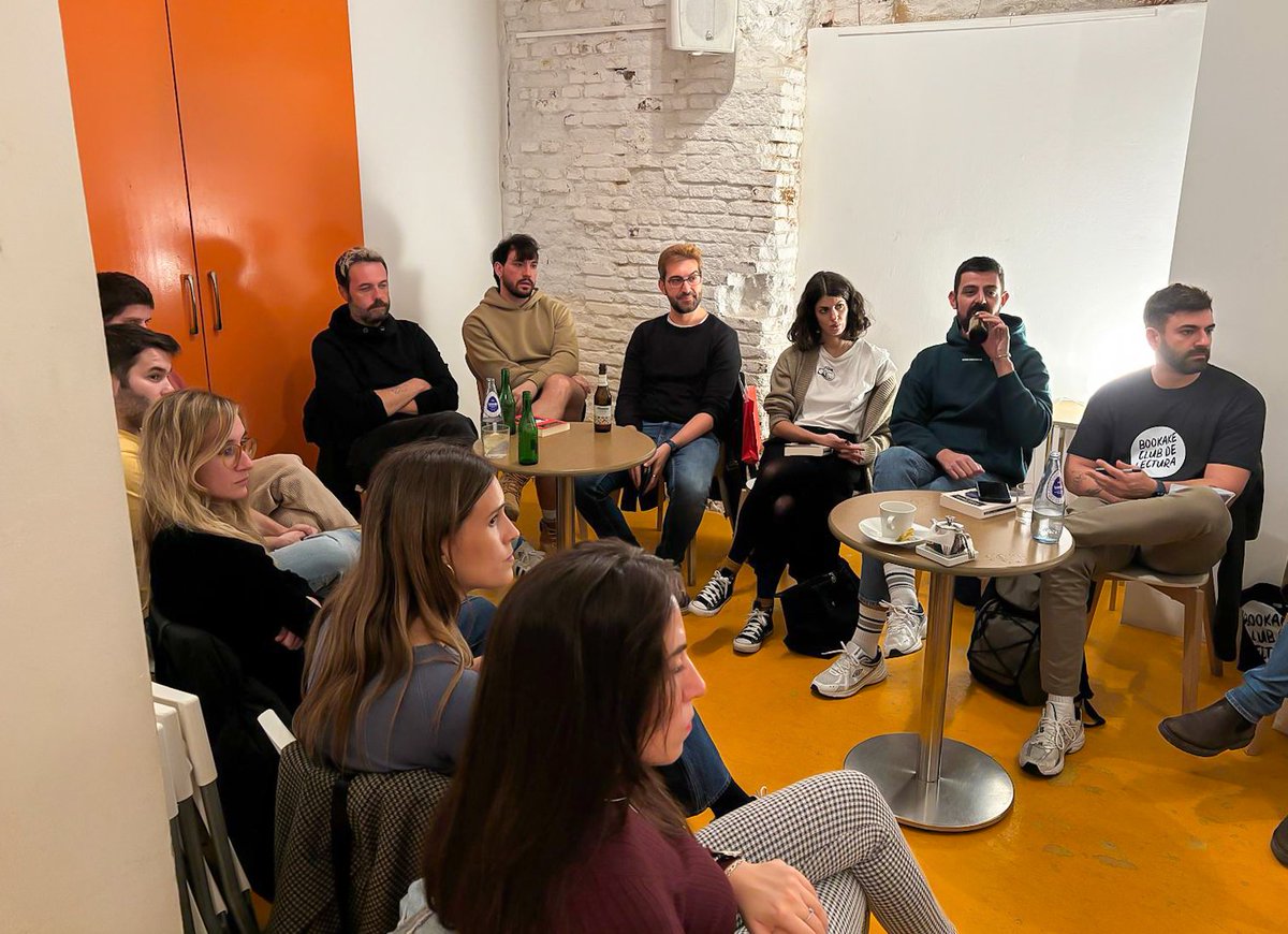 BookakeClub's tweet photo. Ayer nos reunimos en @tiposinfames para hablar de Truman Capote y su obra magna, A SANGRE FRÍA, novela que inaugura un género en sí mismo, el true crime, hoy en día en plena efervescencia a través de series, documentales y podcasts. Un libro magnético que no deja indiferente. https://t.co/kdrq0aXEaH