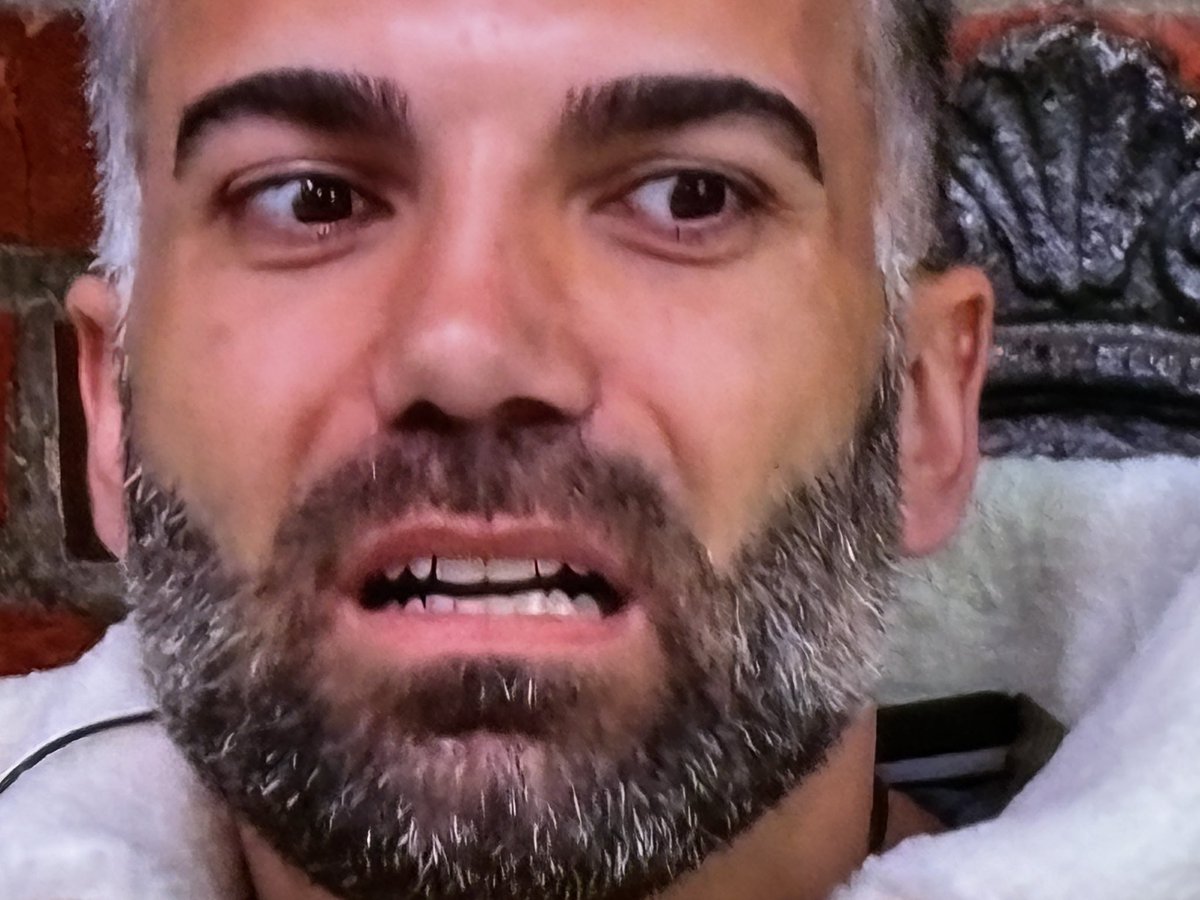 ultimateegghead's tweet image. Keine Ahnung, warum ich immer wieder an die eine miese 80er Jahre Komödie denken muss. Kennt ihr noch „Der Typ mit dem irren Blick“? (Die hiess tatsächlich so.) #sommerhaus #sommerhausderstars