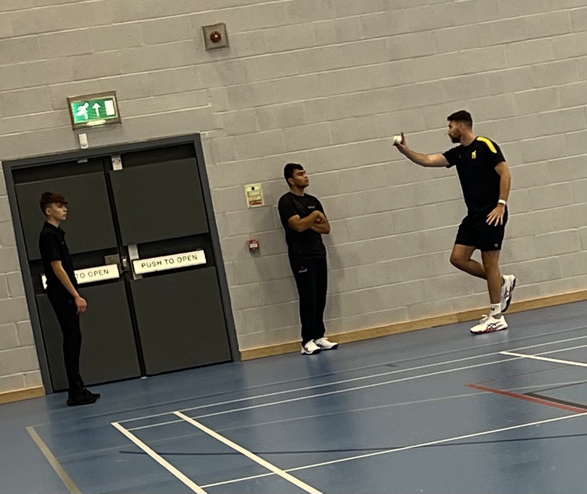 Rossall_Cricket's tweet photo. Great to have Warwickshire CCC and England fast bowler Richard Gleeson in to use our facility today! A brilliant opportunity for some of our senior bowlers to pick the brains of a current professional! An excellent start to our winter programme @RossallSport #RossallCricket 🏏🧠 https://t.co/2LtTYcfeJj