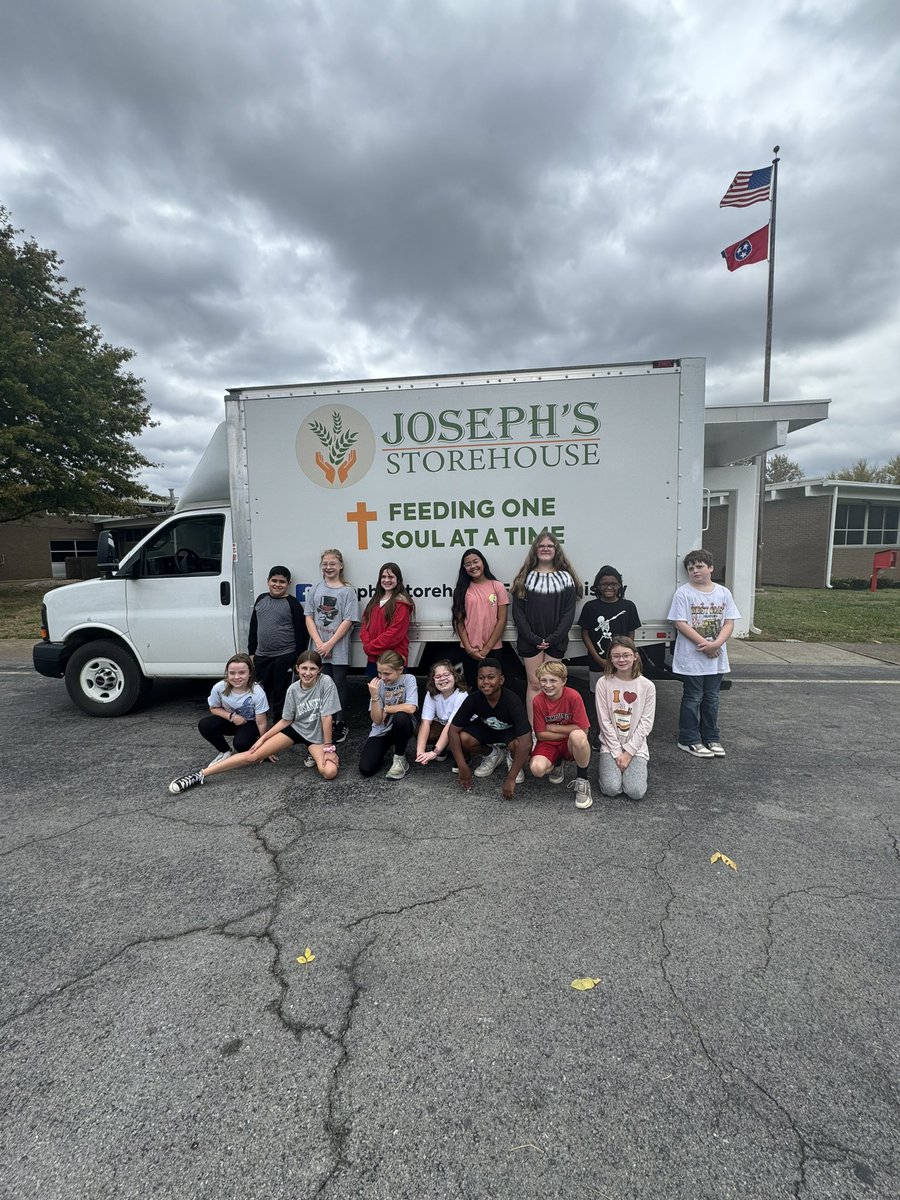 SHEtigertales's tweet photo. Last week, our school participated in a canned food drive for the Joseph's Storehouse Ministry! They feed between 800-1000 families in the Wilson County area a month! We're so glad we were able to partner with them and give back to our community! 🥫
#SHEtales #givingback https://t.co/ID2dwwnGmm