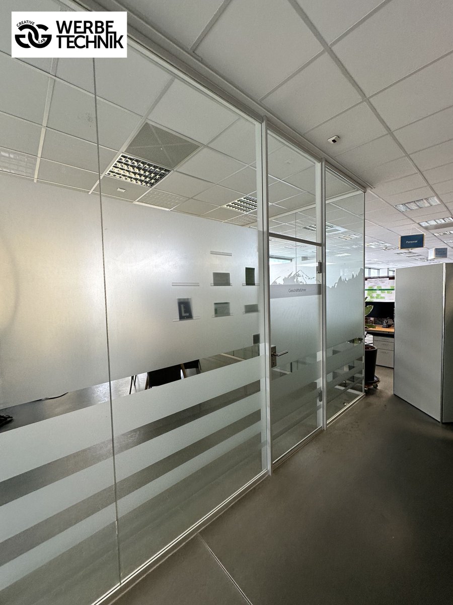 doczippo's tweet photo. 📢 Sandstrahlfolie für Glas und Sichtschutz im Office! 🌟 

Die Hexis #sice- ein Beispiel für edlen Sichtschutz in jedem Gang. ✨ 

Beschriftung hochklassig und stilvoll. 🏢💼

#Sichtschutz #OfficeDesign #Sandstrahlfolie #Hexis #Eleganz #Bürogestaltung

https://t.co/lTxJssPbdR https://t.co/aaa4IW8LbM